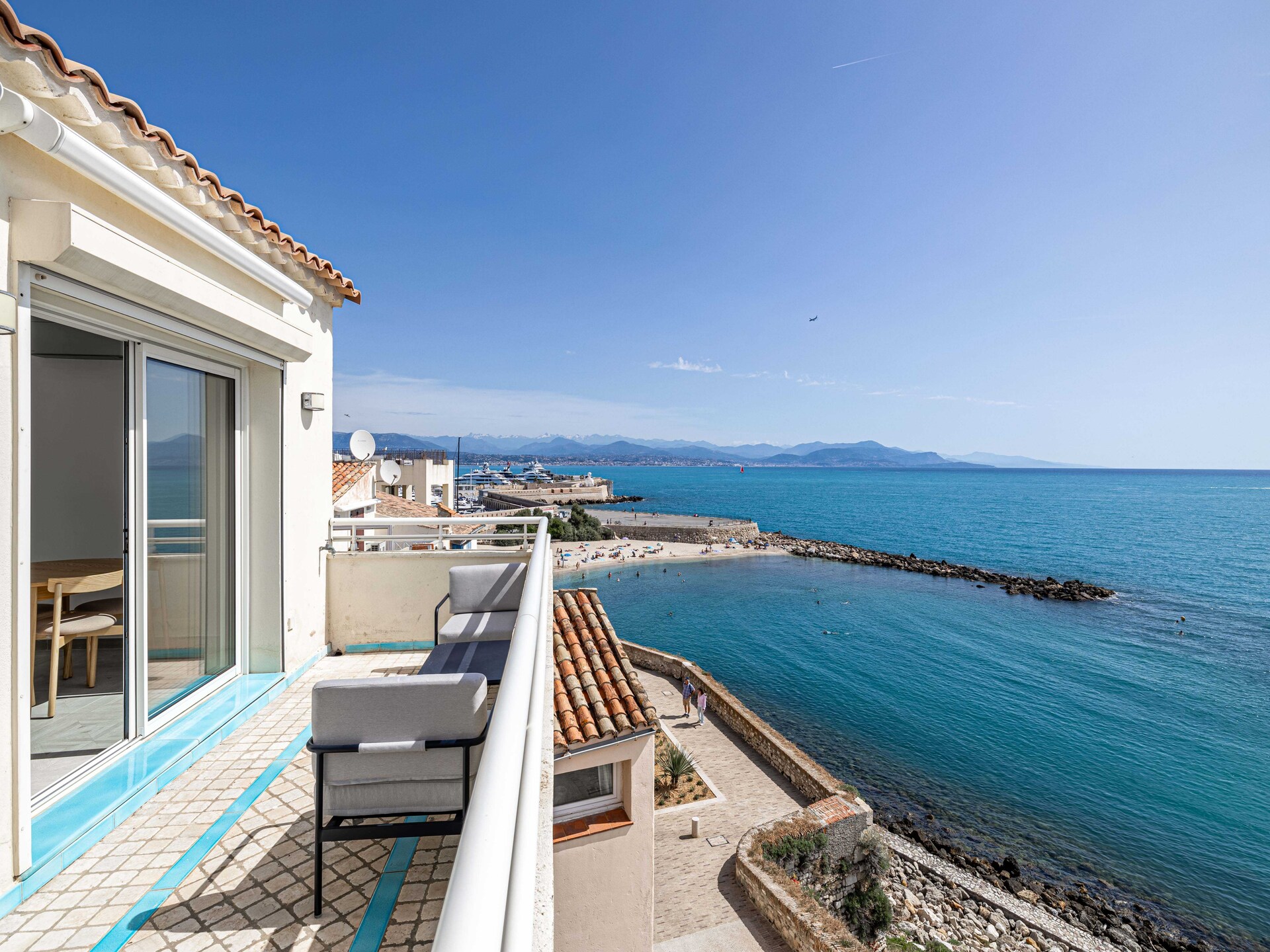 Zonnig appartement met zeezicht en terras in hartje Antibes - foto 12