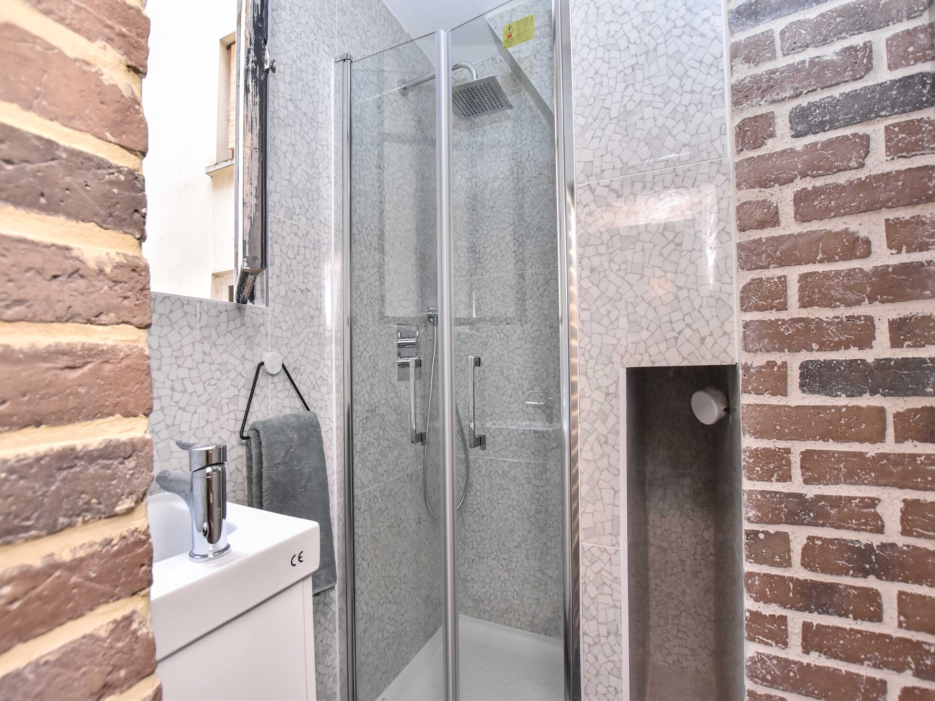 Licht appartement met 2 slaapkamers in de bruisende wijk Arts et Métiers - foto 6