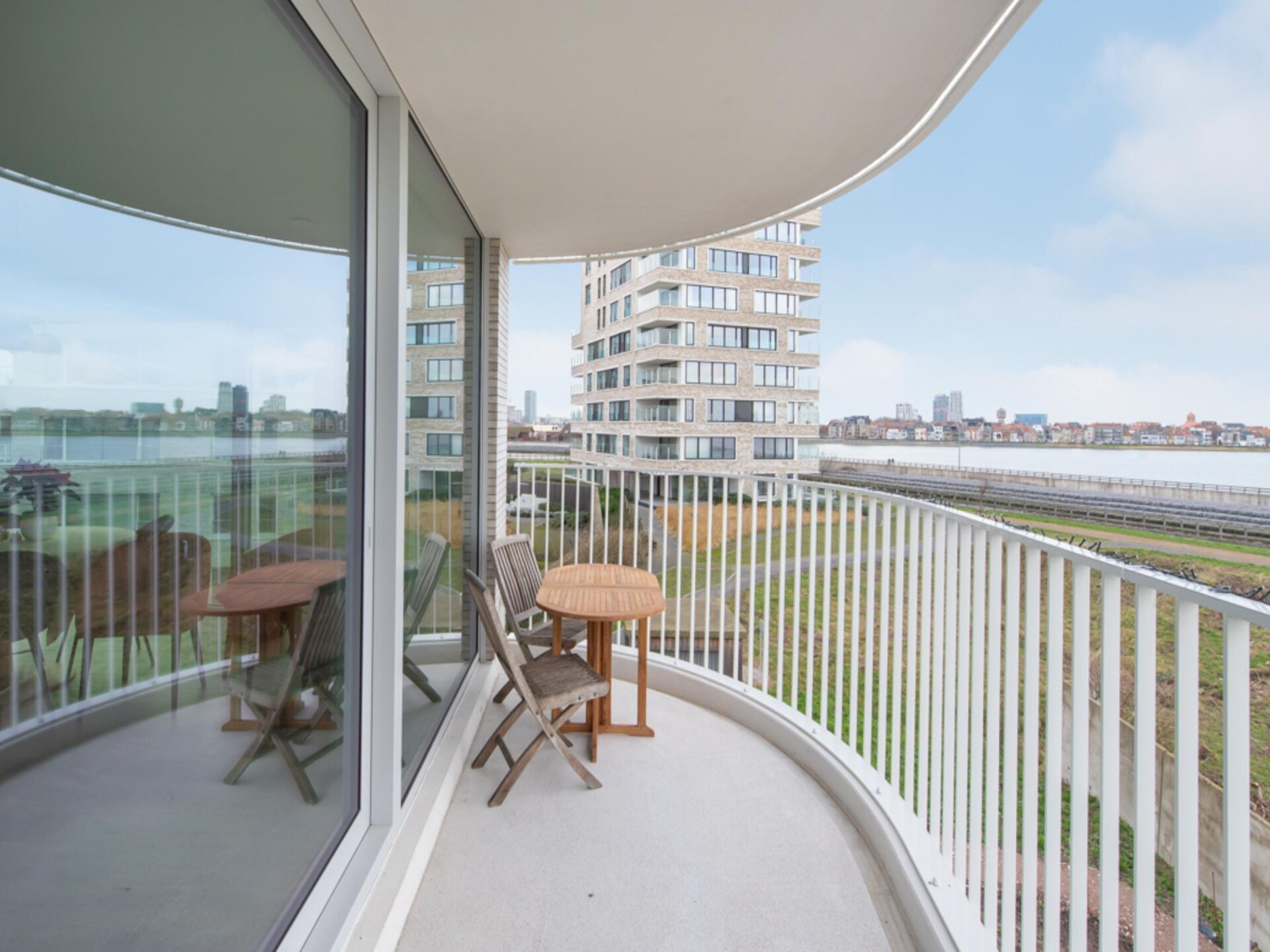 Modern appartement in Bredene met uniek uitzicht op de Spuikom - foto 3