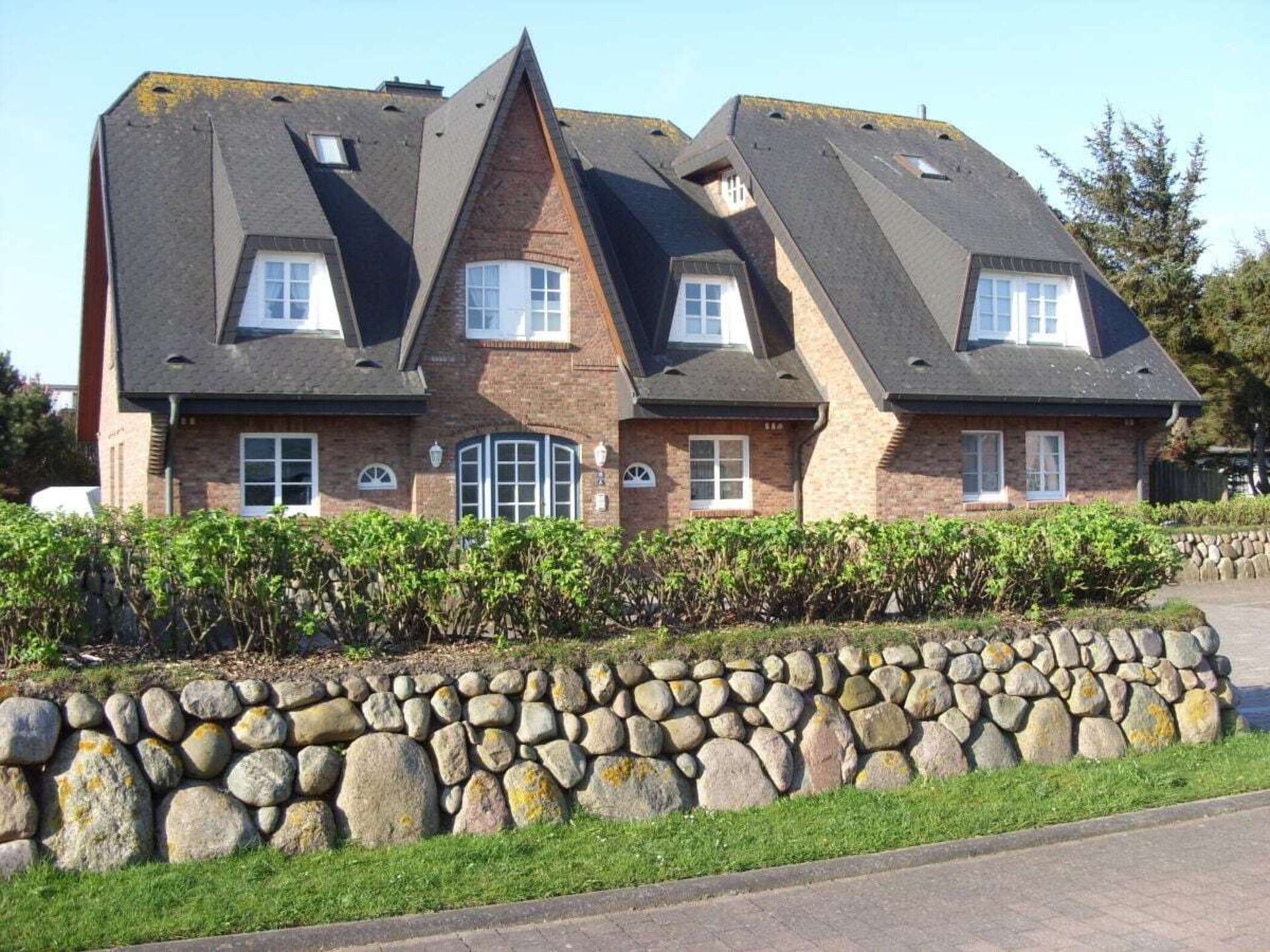 Stijlvol gerenoveerd 4-kamerappartement met zuidterras in Wenningstedt - foto 1