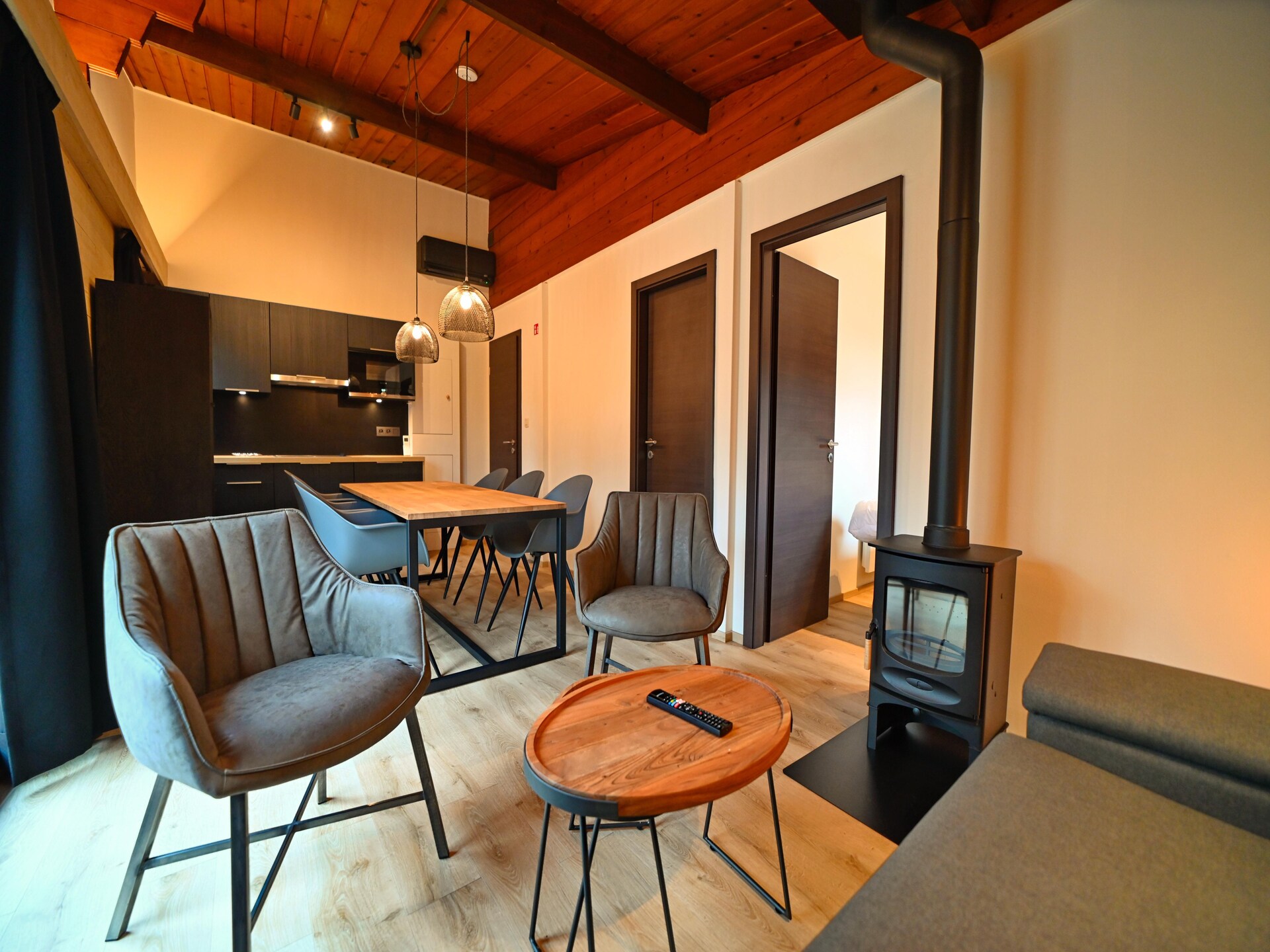 6-persoons chalet met houtkachel en loungebed in Viroinval - foto 12