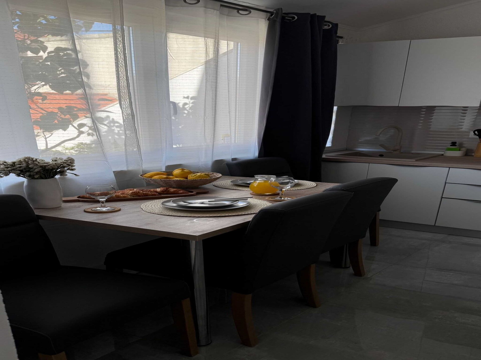 Elegant appartement met tuinterras in historisch Trogir, 200m van strand - foto 1
