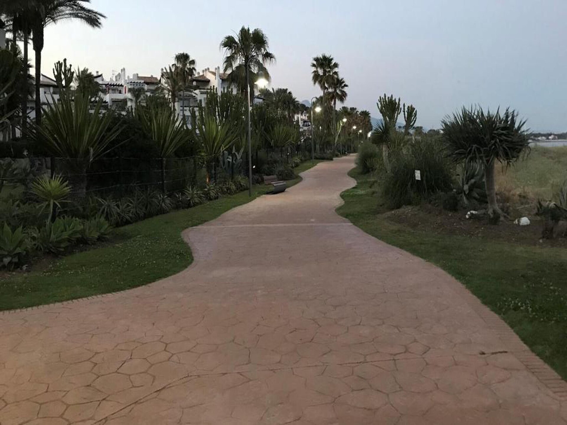 Knus hoekappartement aan de golfbaan, 80 meter van het strand in Estepona - foto 28