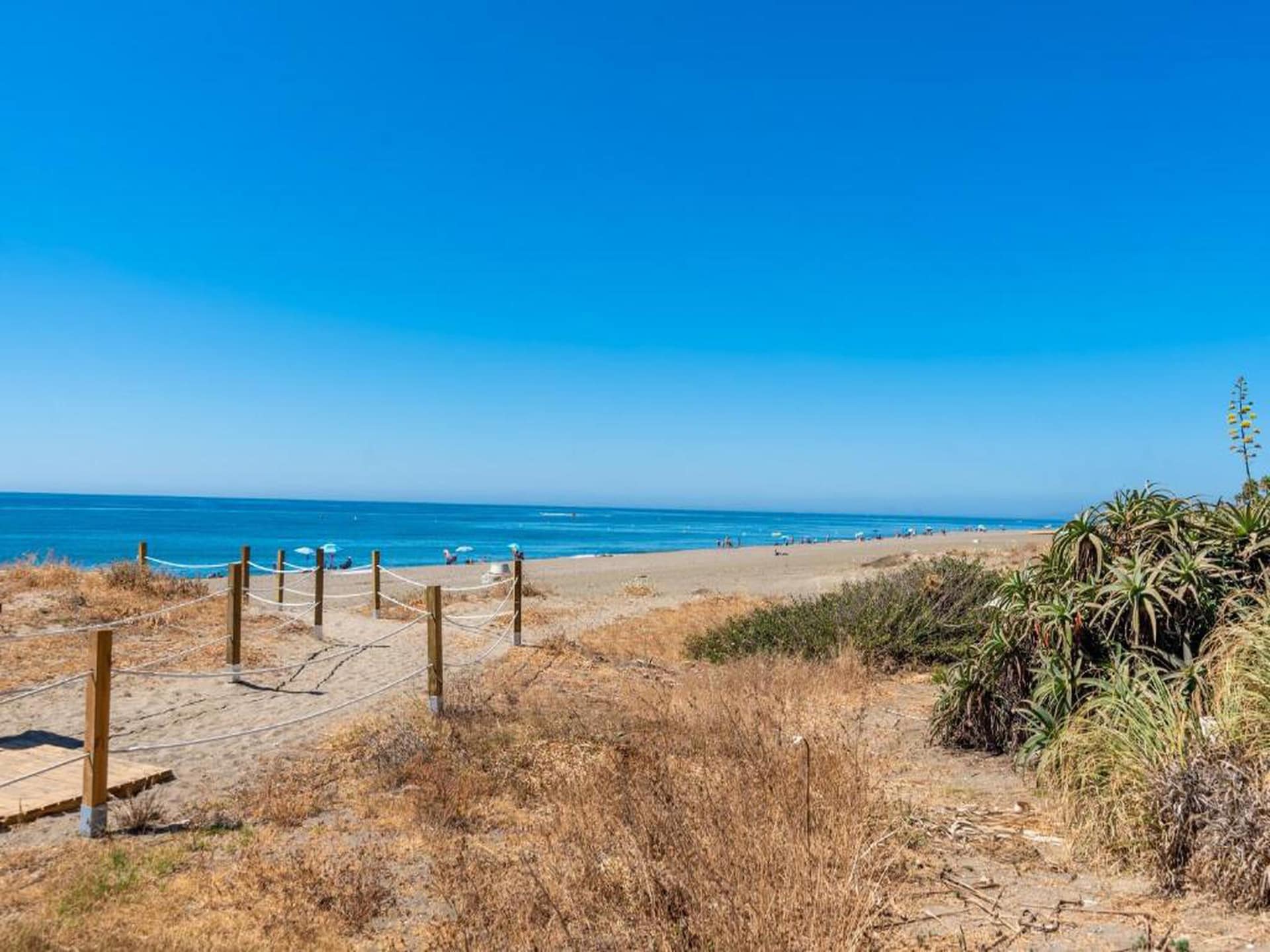Knus hoekappartement aan de golfbaan, 80 meter van het strand in Estepona - foto 32