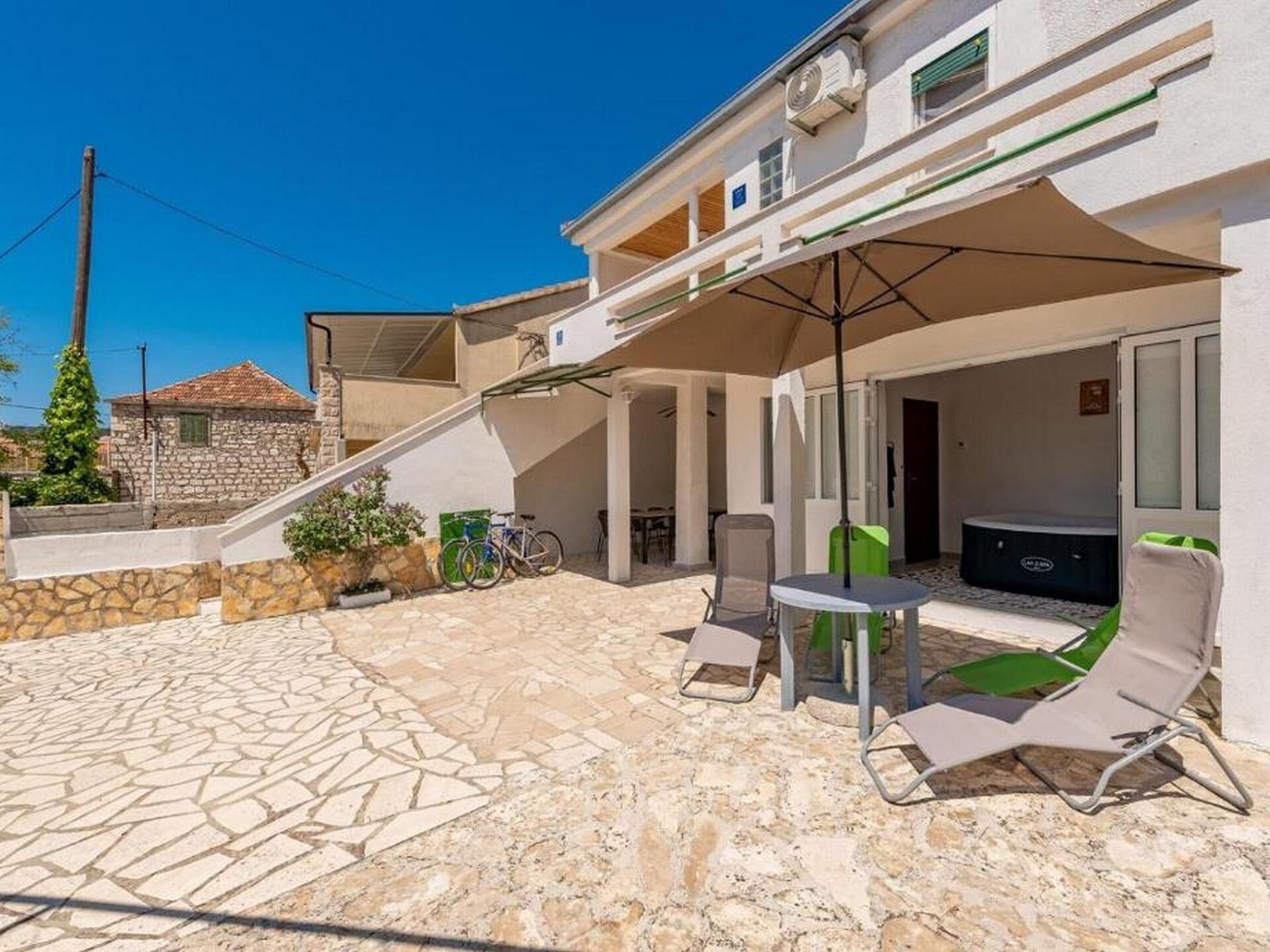 Ruim vakantiehuis in Vinisce direct aan het strand - foto 11