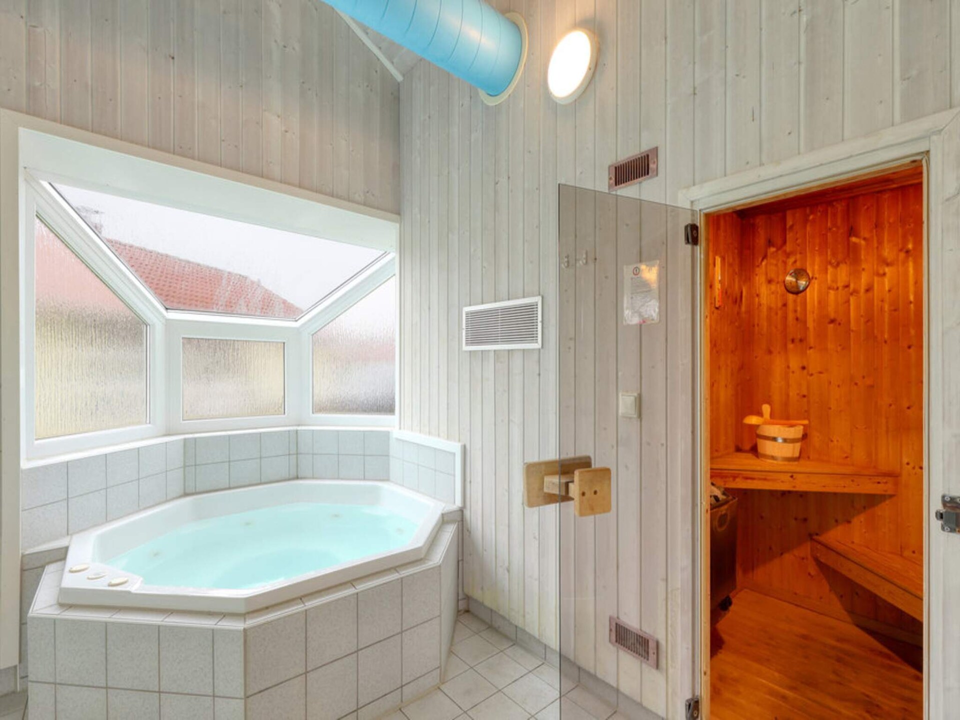 Luxe Scandinavisch vakantiehuis voor 10 personen aan het meer met zwembad - foto 37