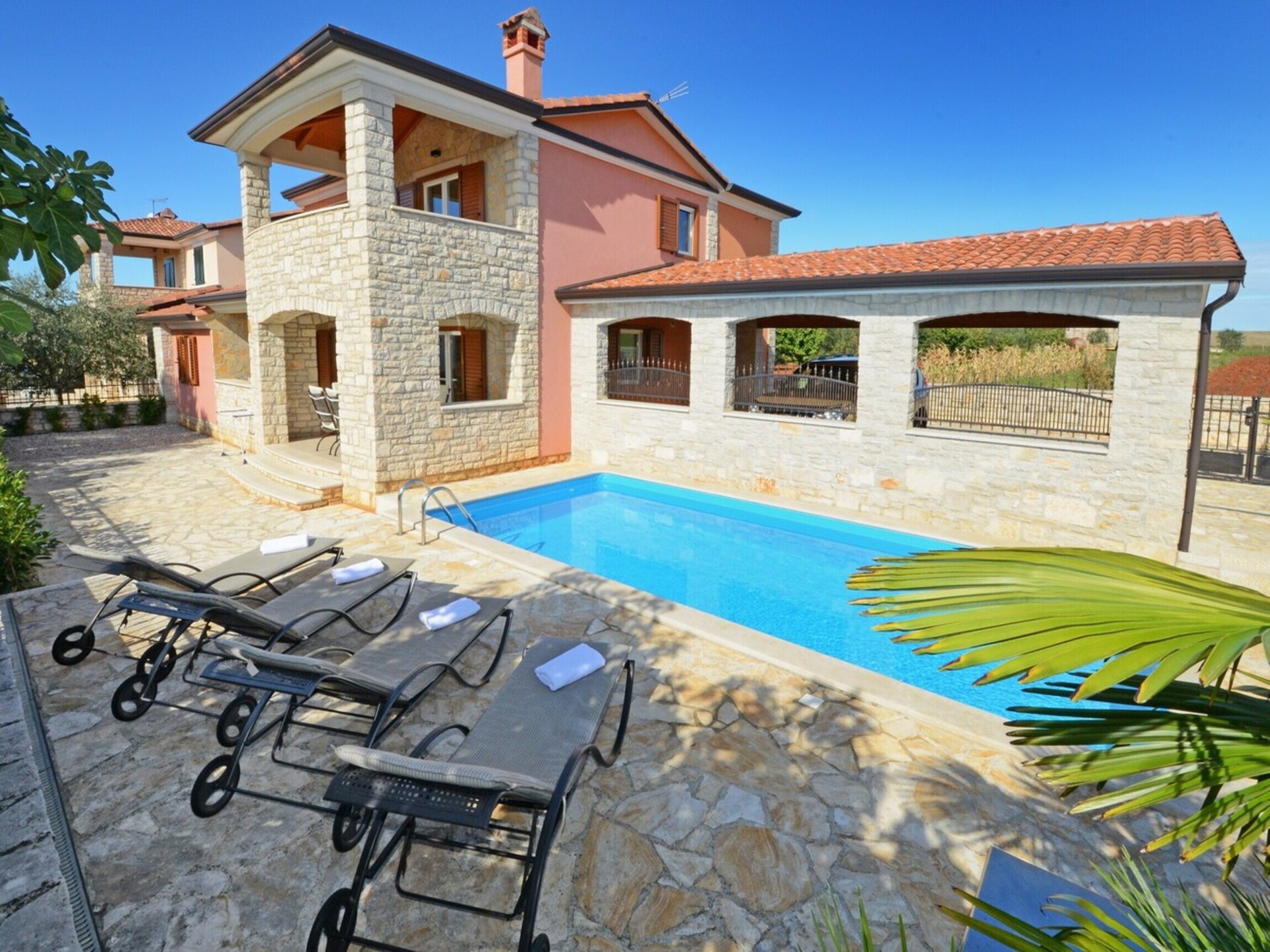 Villa Bianca: Ruime villa met privézwembad aan de golfbaan in Rogovici - foto 2