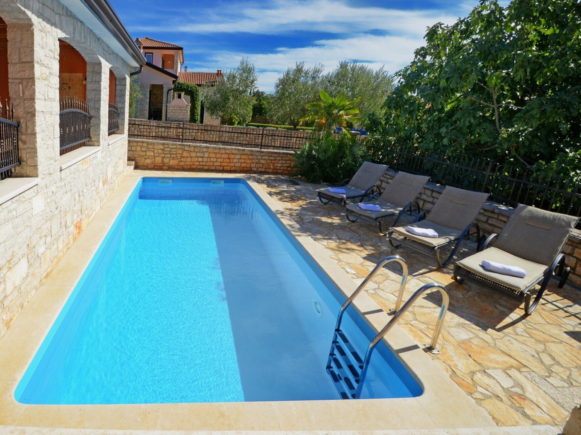 Villa Bianca: Ruime villa met privézwembad aan de golfbaan in Rogovici - foto 7