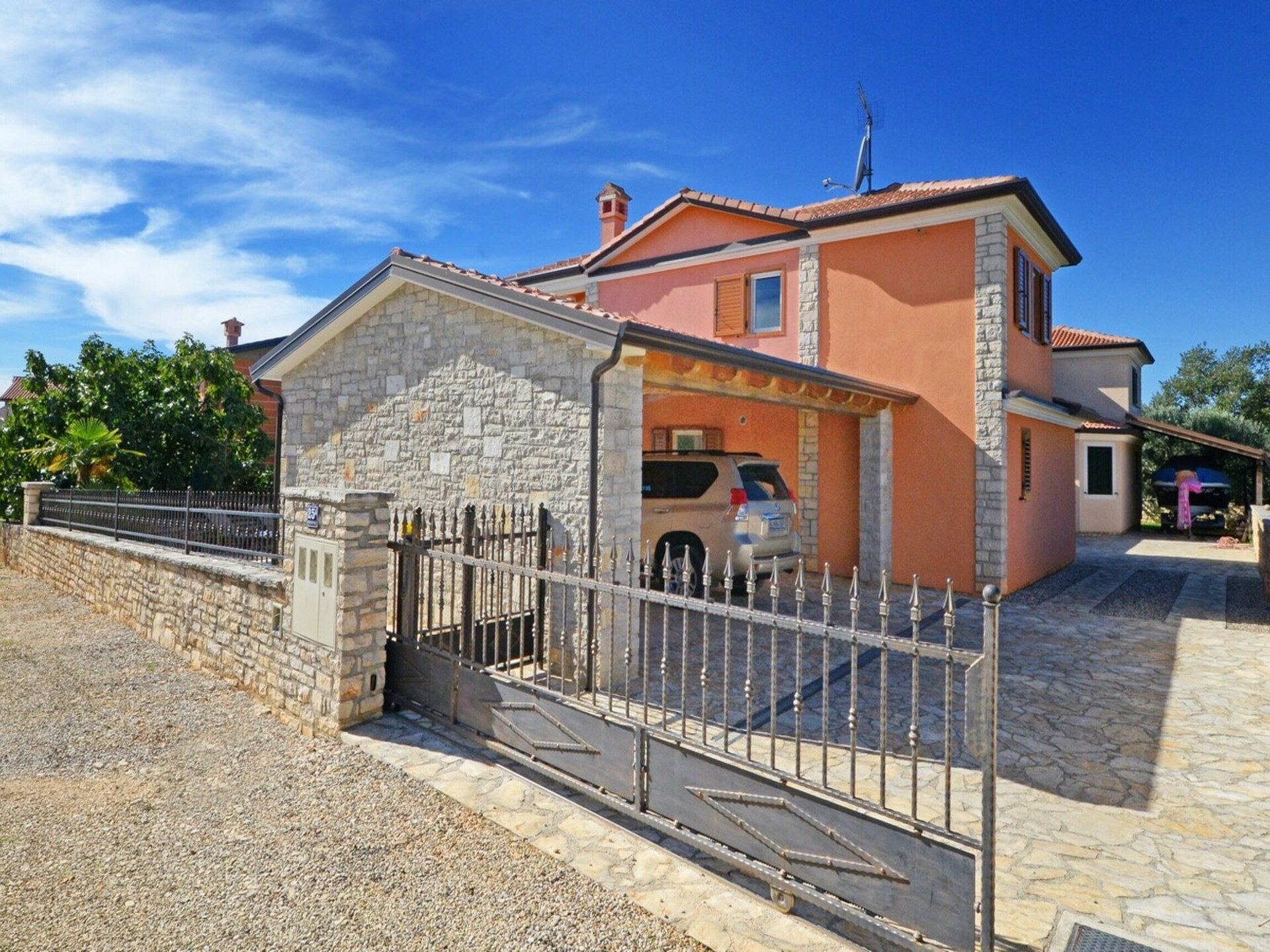 Villa Bianca: Ruime villa met privézwembad aan de golfbaan in Rogovici - foto 1