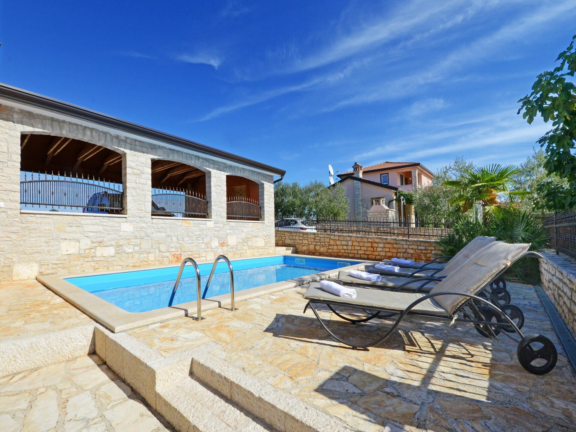 Villa Bianca: Ruime villa met privézwembad aan de golfbaan in Rogovici - foto 9