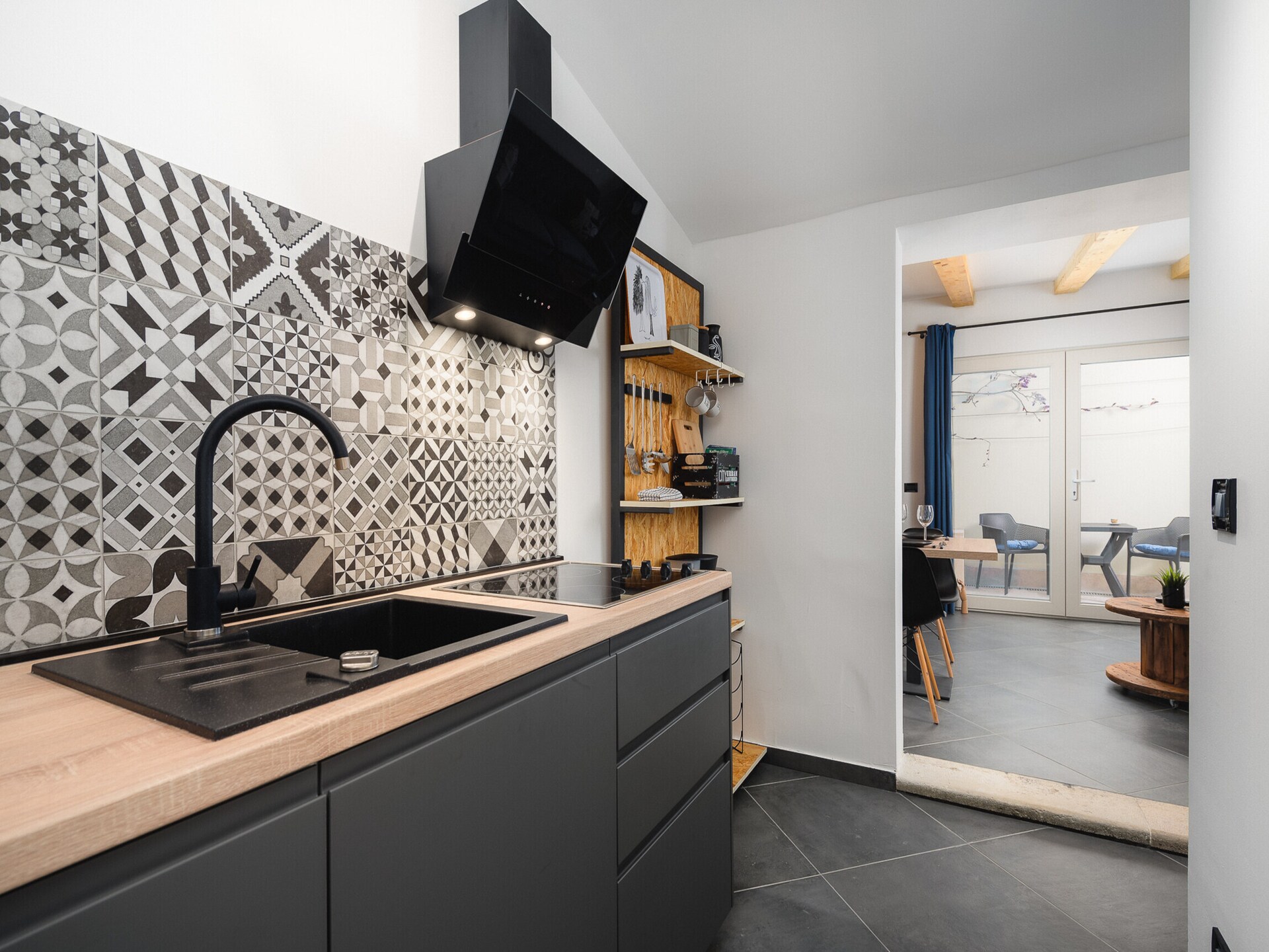 Urban Black: Stijlvol appartement op 50m van centrum Poreč - foto 13