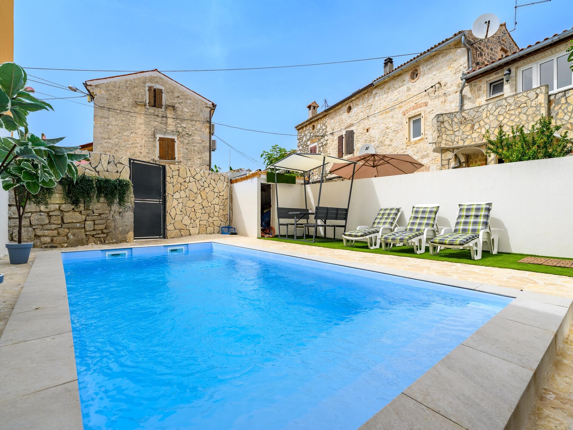 Ruim appartement met privézwembad en tuin op 5 km van strand Poreč - foto 7