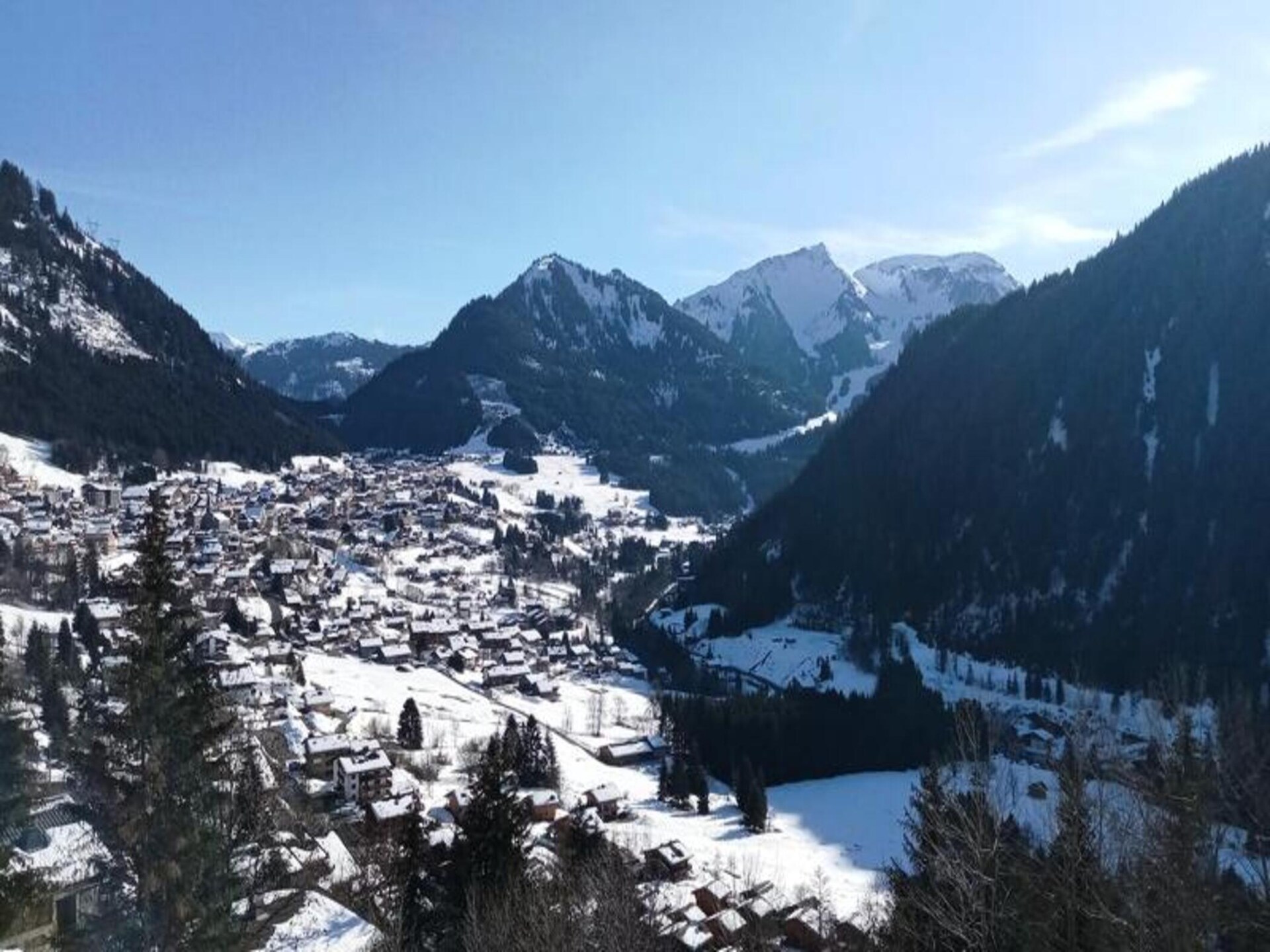 Ruim appartement in Petit Châtel met balkon en uitzicht op de bergen - foto 7