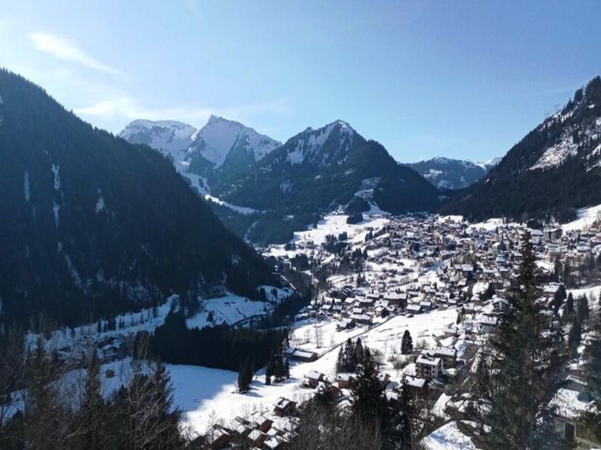 Ruim appartement in Petit Châtel met balkon en uitzicht op de bergen - foto 5