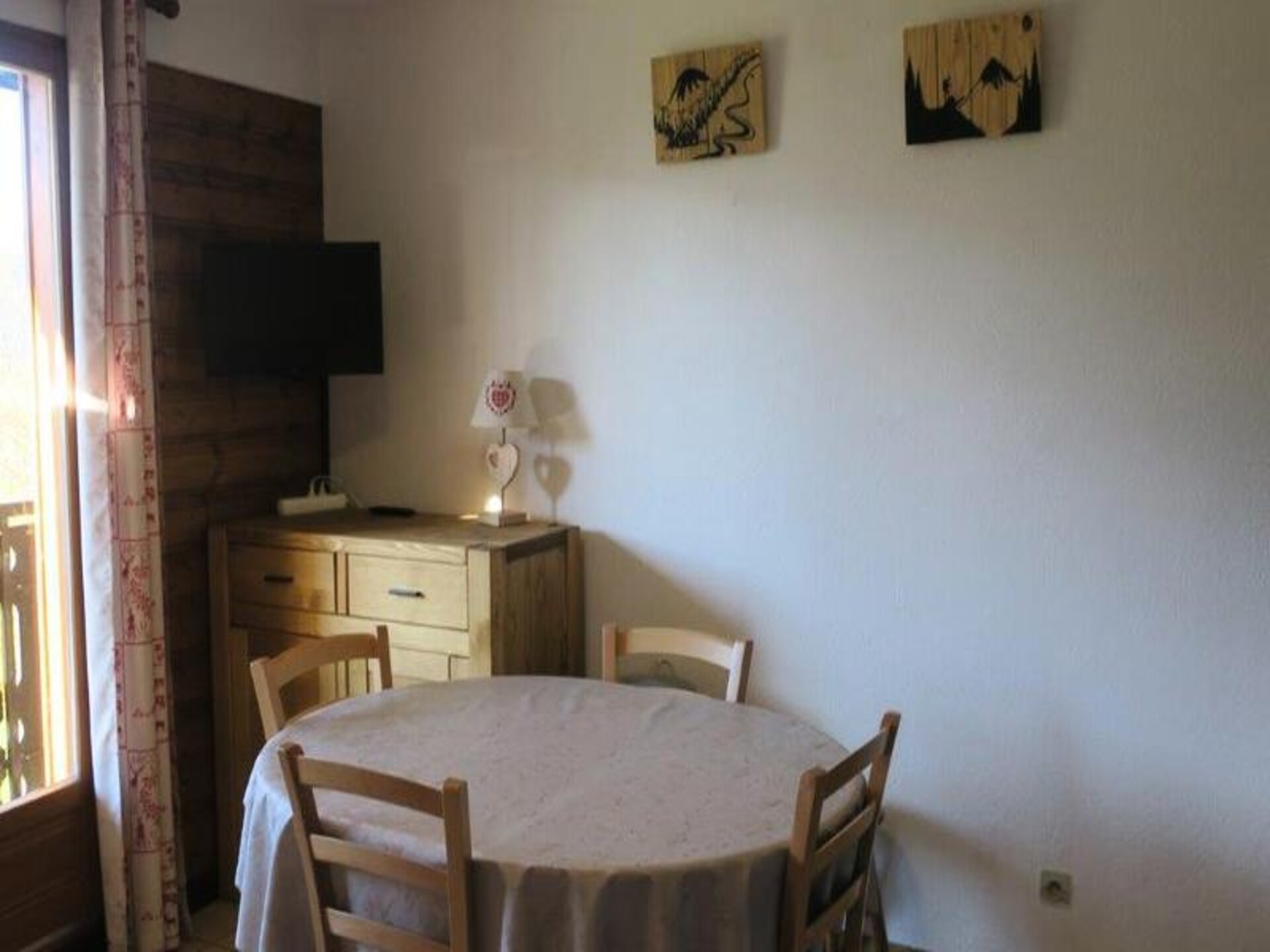 Knus appartement op de begane grond met balkon, 300m van centrum Châtel - foto 3