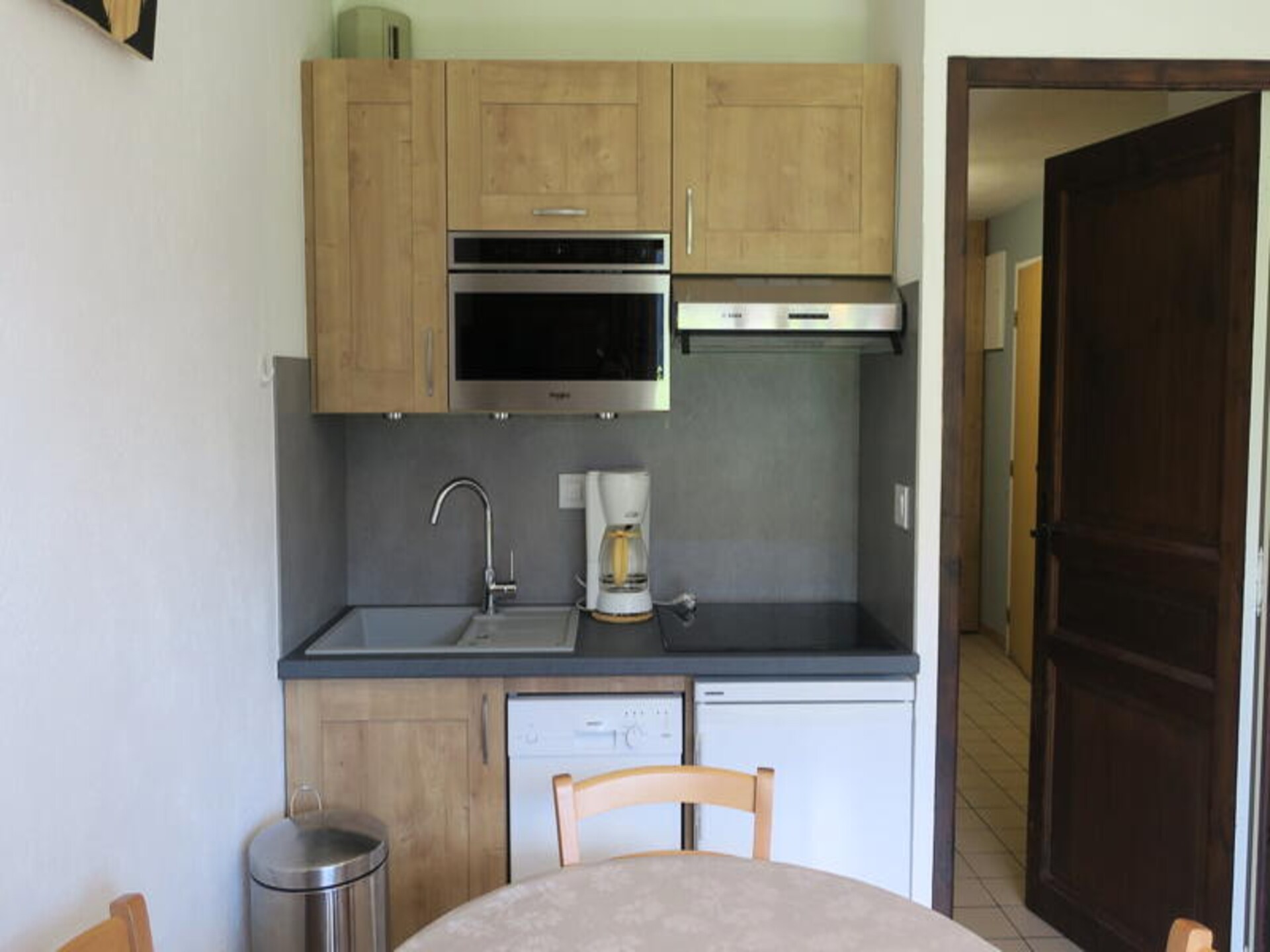 Knus appartement op de begane grond met balkon, 300m van centrum Châtel - foto 5