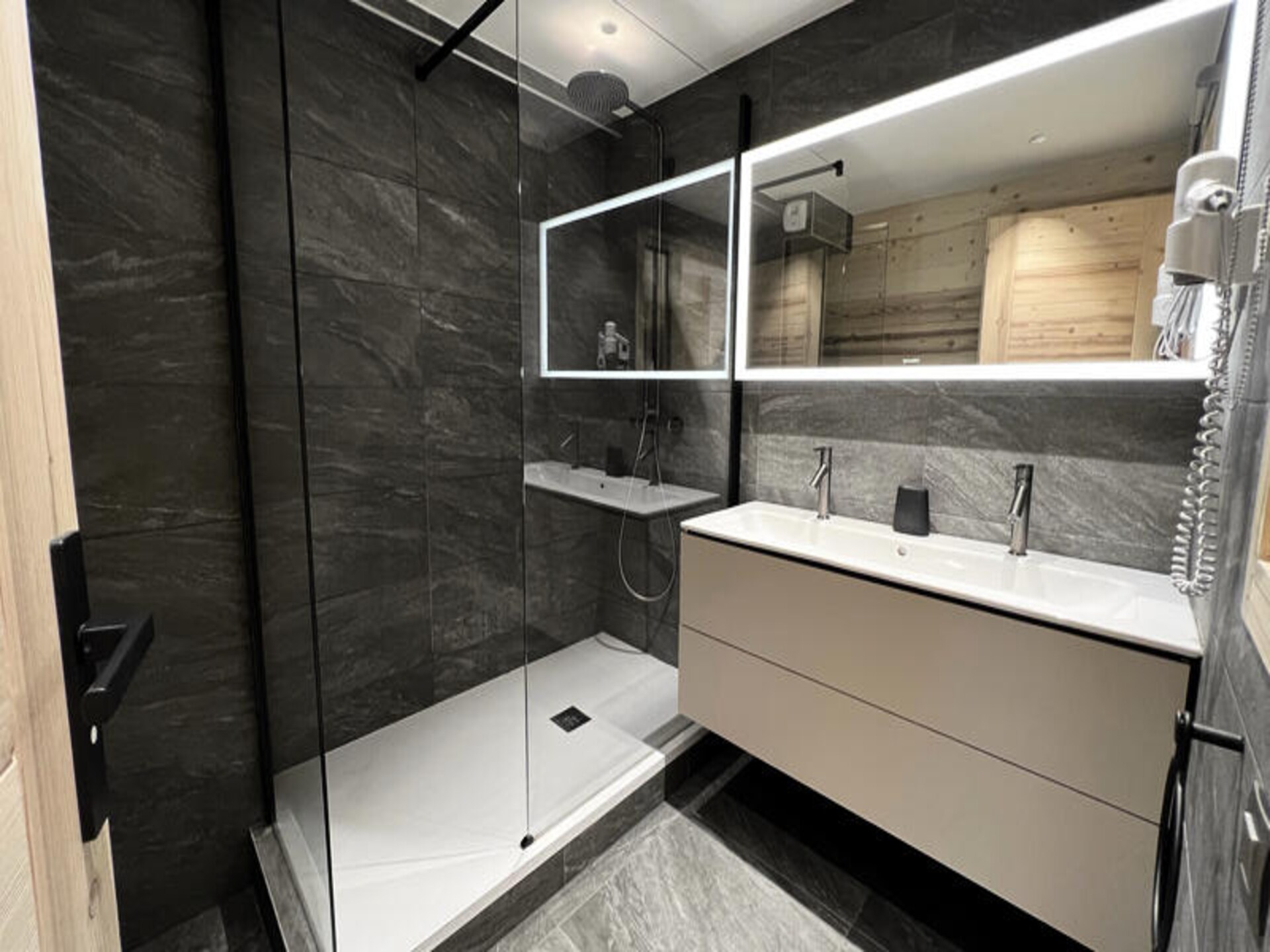 Ruim 10-persoons appartement in het hart van La Clusaz, vlakbij de piste - foto 15
