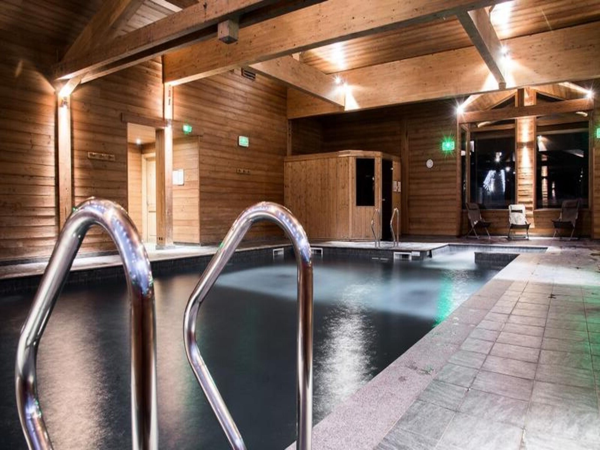 Authentiek chaletappartement in La Clusaz met zwembad, sauna en zicht op de Aravis - foto 9