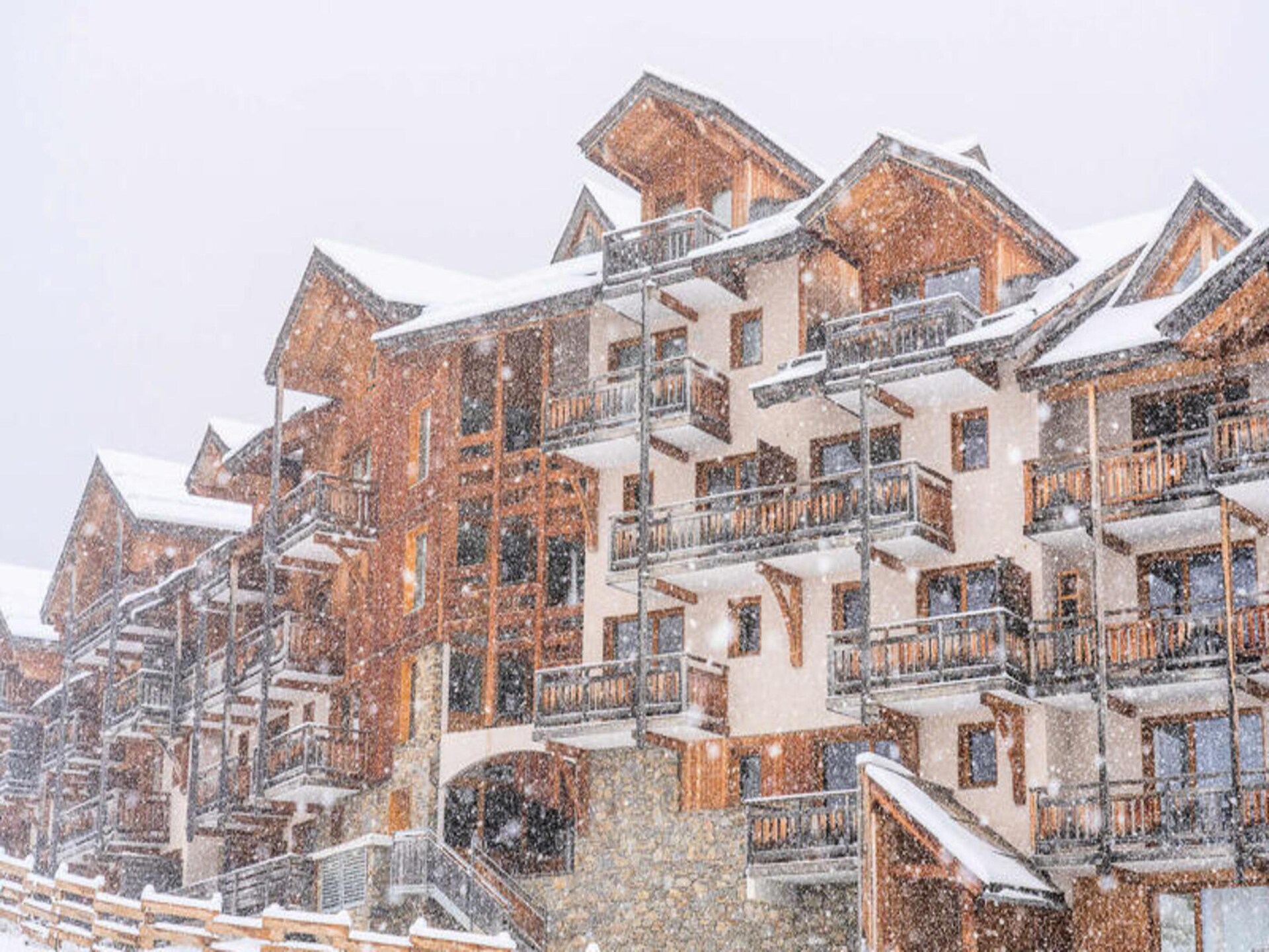 Knus appartement op de piste in Les Orres 1800 met zwembad en balkon - foto 1