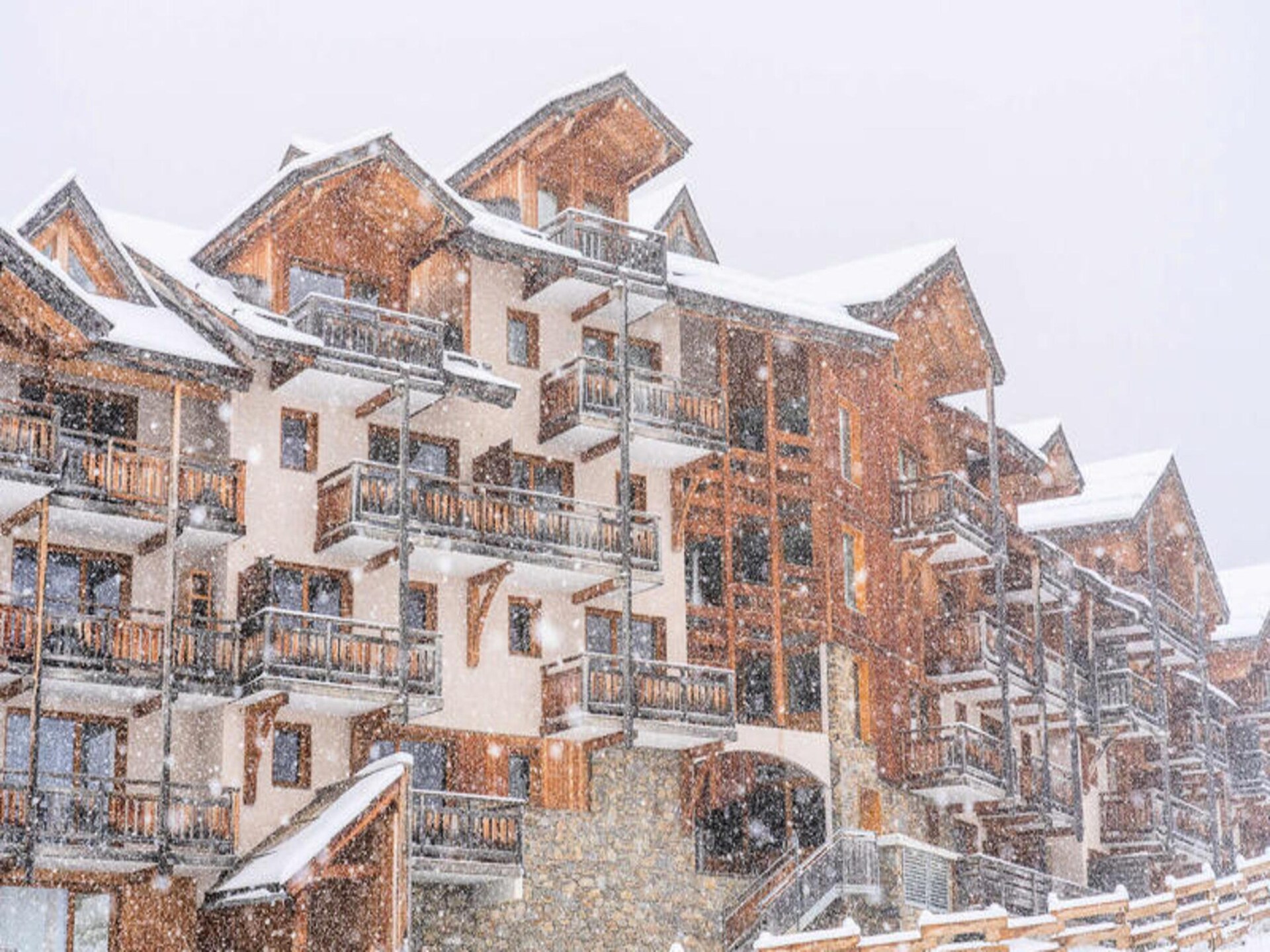 Knus appartement op de piste in Les Orres 1800 met zwembad en balkon - foto 2