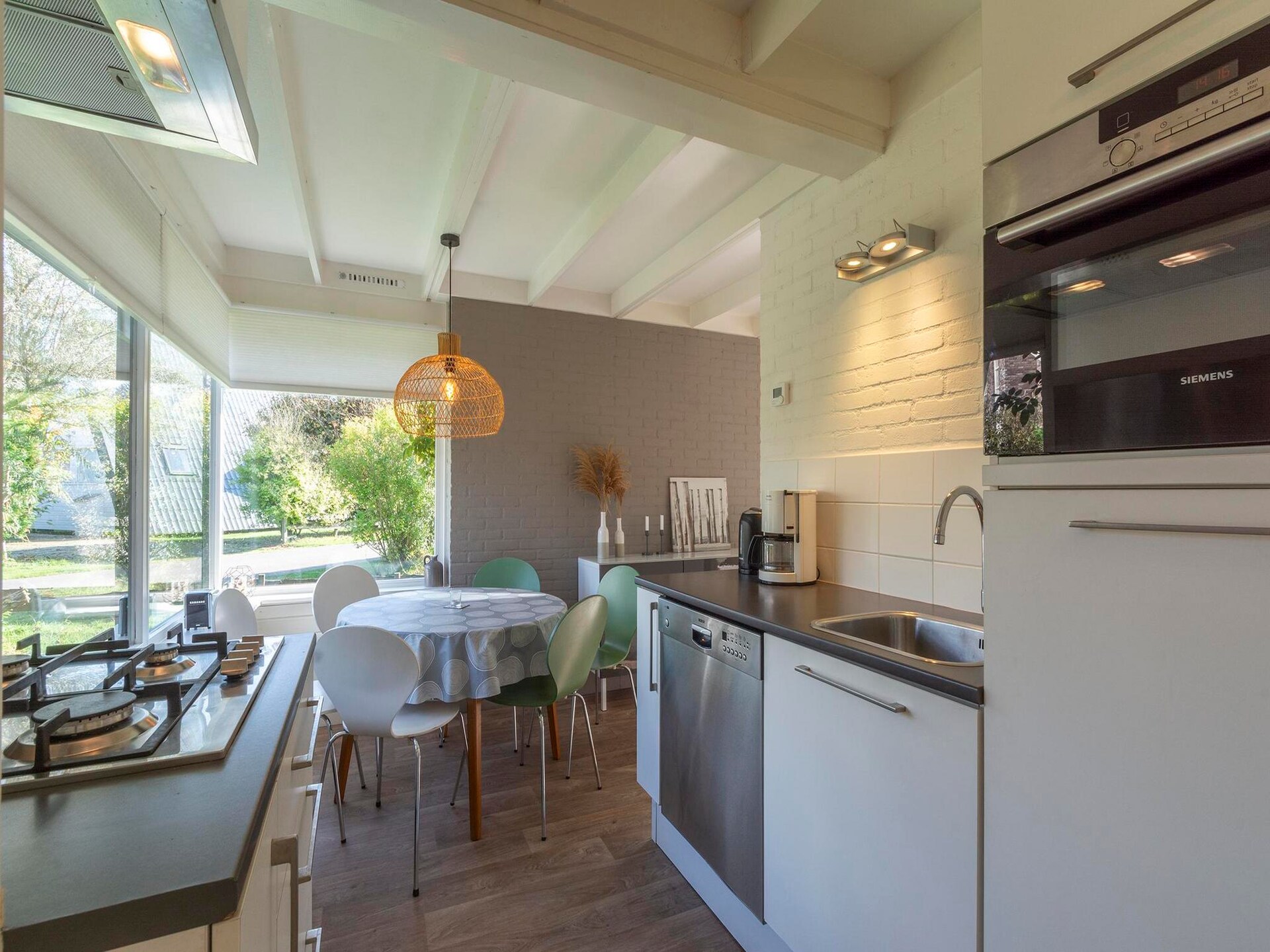 Vrijstaande vakantiebungalow met privacyvolle tuin in Sint Maartenszee - foto 11