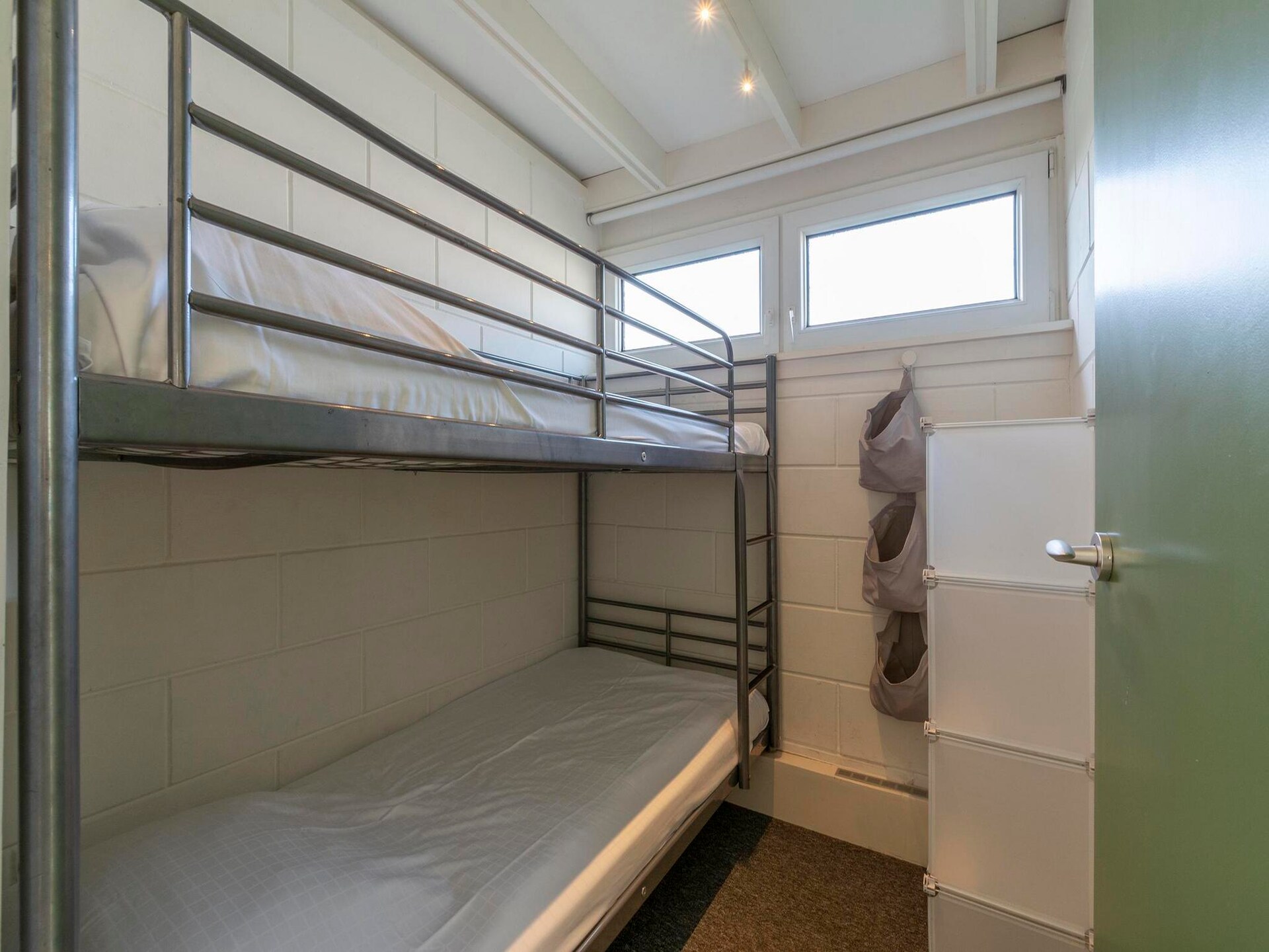 Vrijstaande vakantiebungalow met privacyvolle tuin in Sint Maartenszee - foto 12