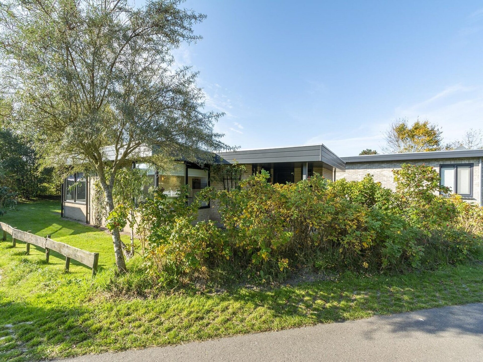 Vrijstaande vakantiebungalow met privacyvolle tuin in Sint Maartenszee - foto 7