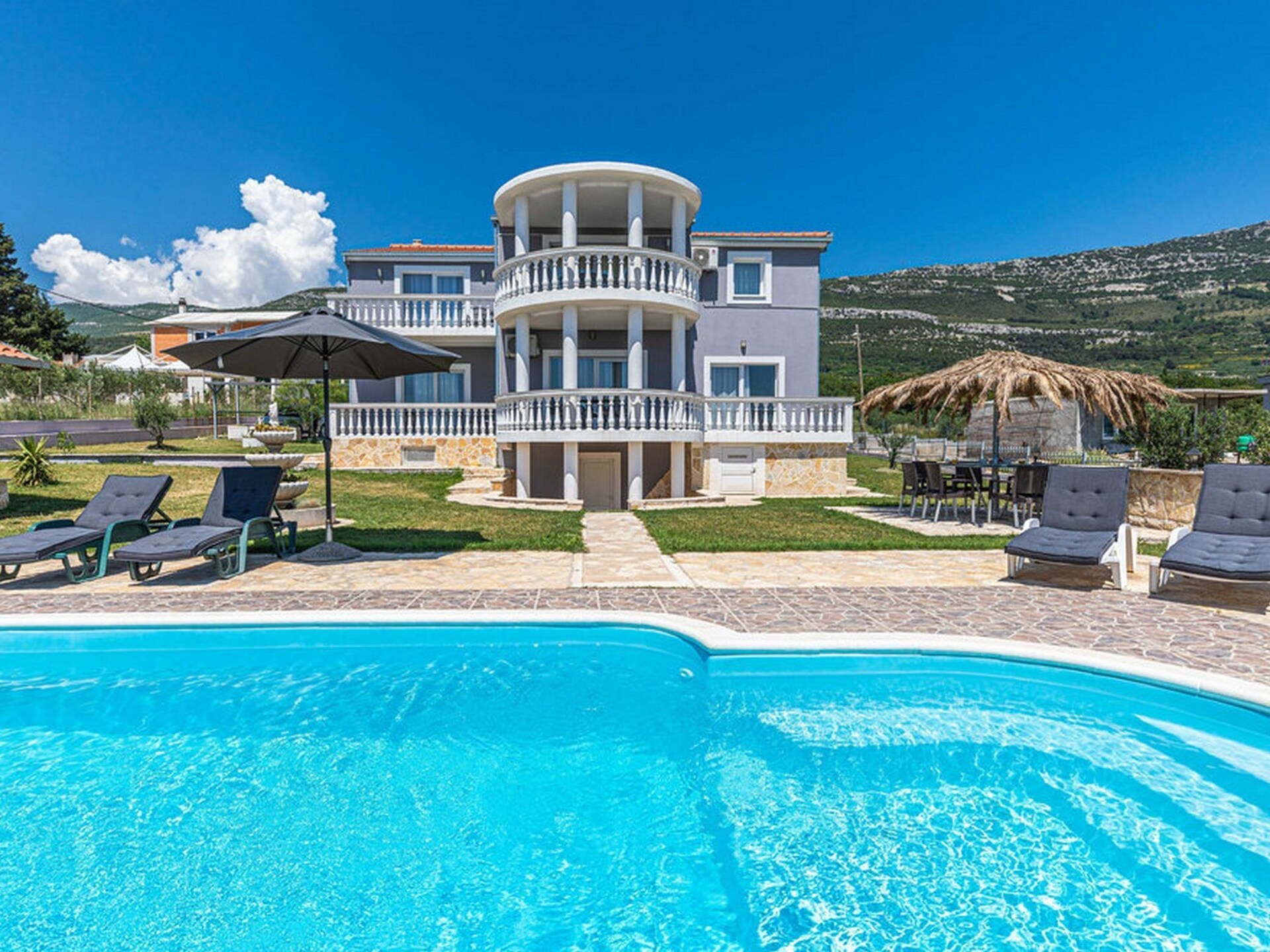 Ruime villa met privézwembad en fitness in Kastel Novi, vlak bij zee - foto 35