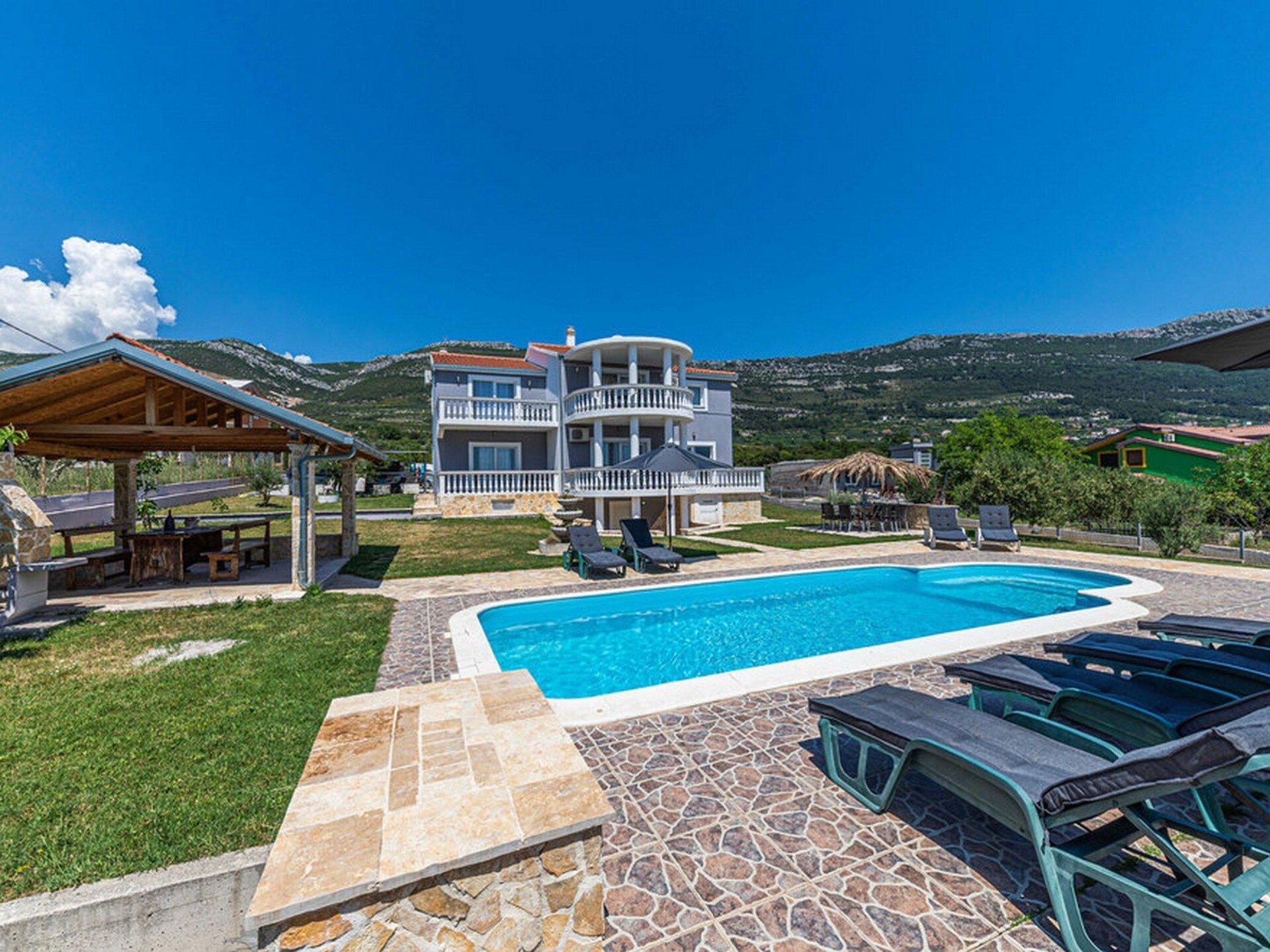 Ruime villa met privézwembad en fitness in Kastel Novi, vlak bij zee - foto 34