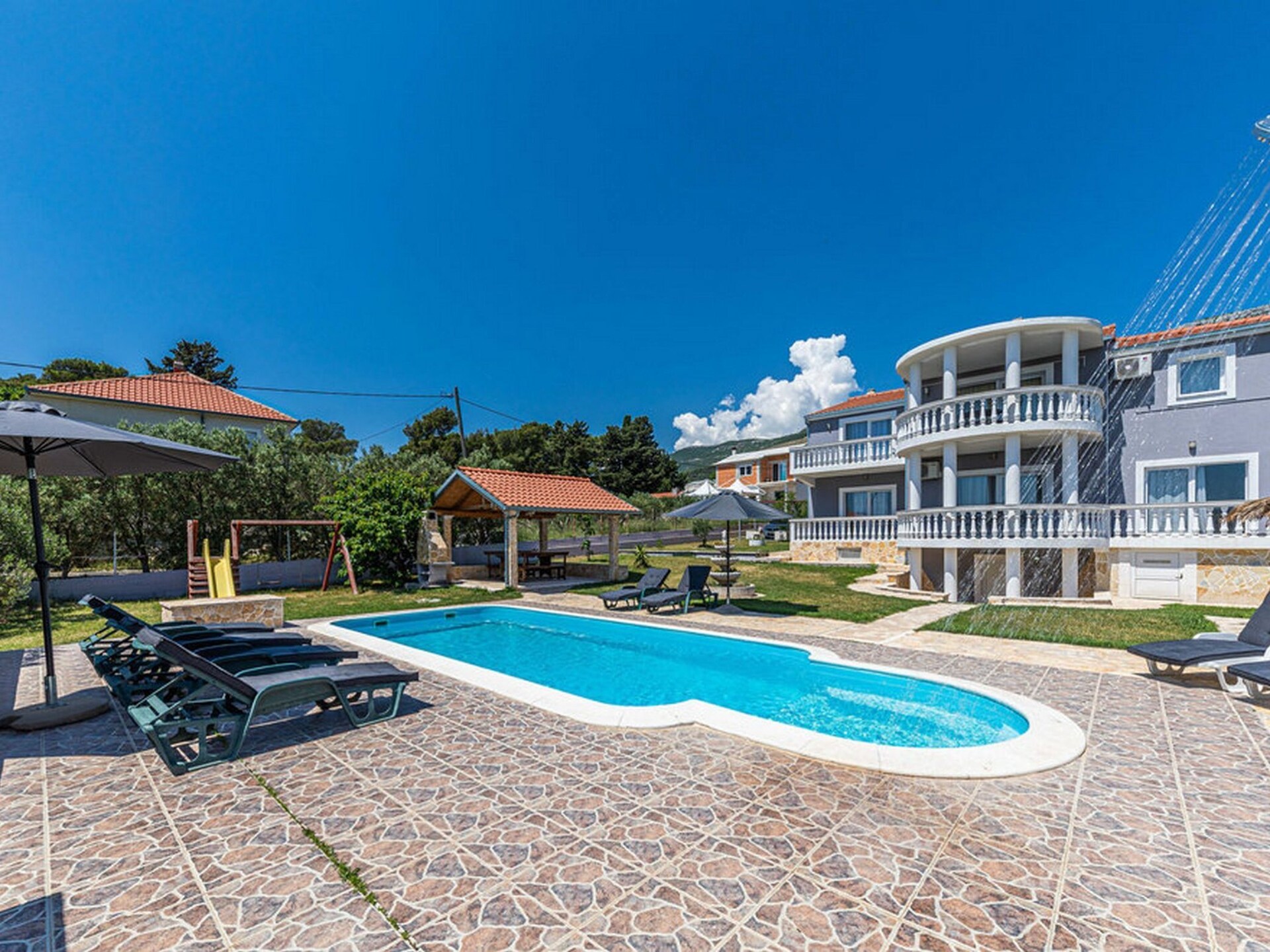 Ruime villa met privézwembad en fitness in Kastel Novi, vlak bij zee - foto 36