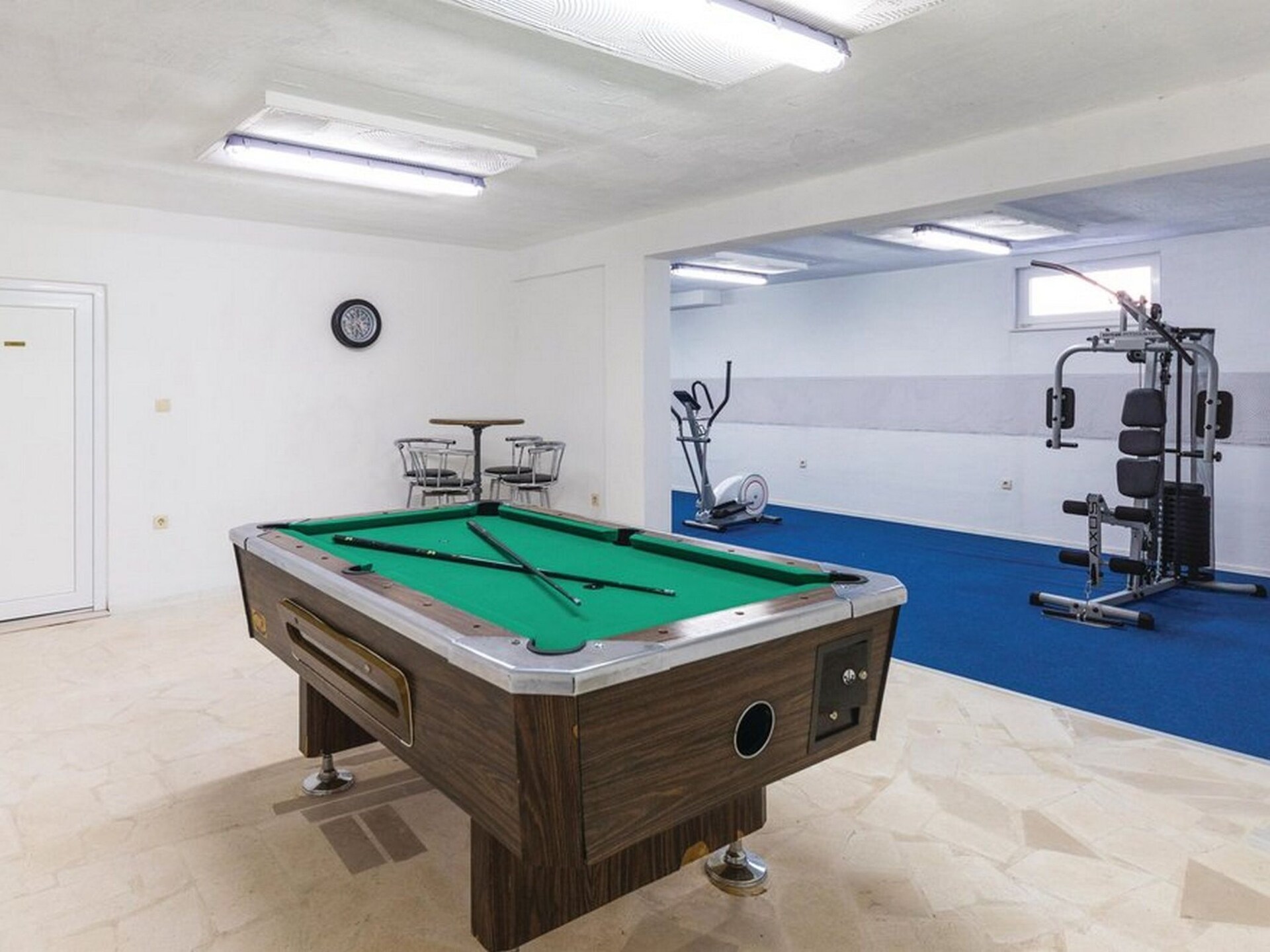 Ruime villa met privézwembad en fitness in Kastel Novi, vlak bij zee - foto 29