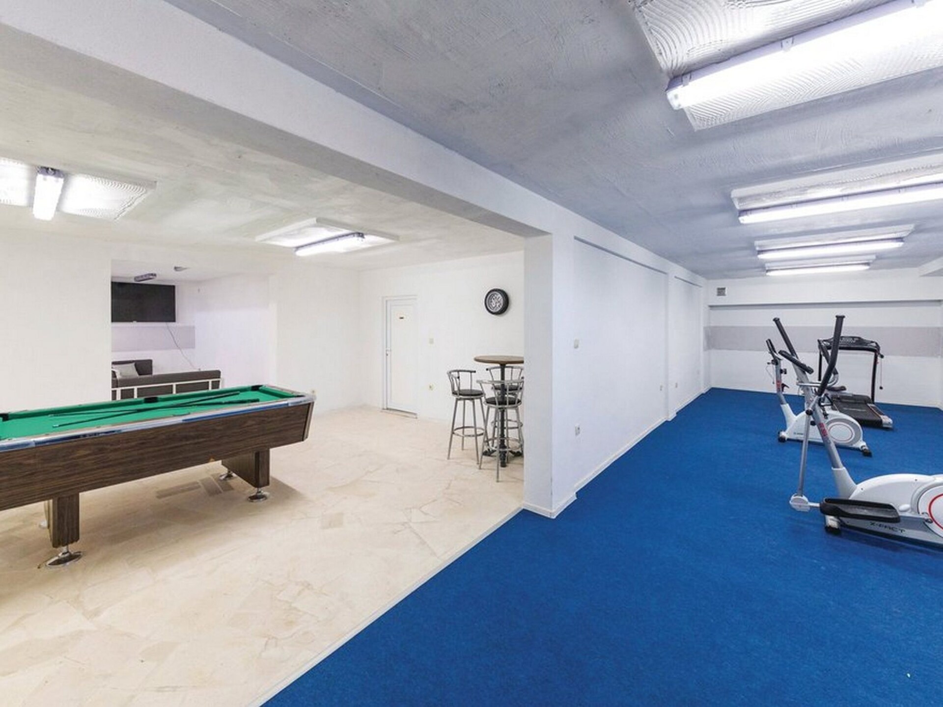 Ruime villa met privézwembad en fitness in Kastel Novi, vlak bij zee - foto 40