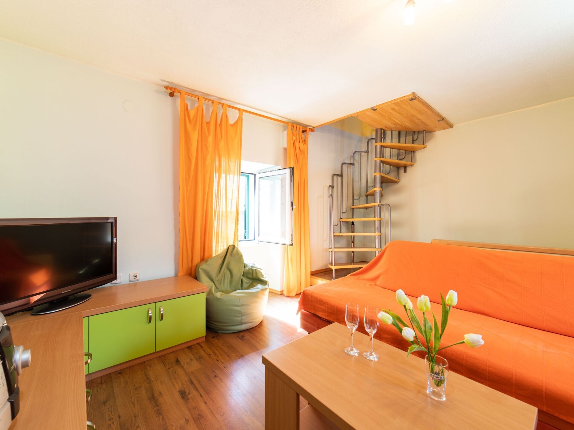 Vrijstaande villa aan zee in Kaštel Stari met zonneterras - foto 3