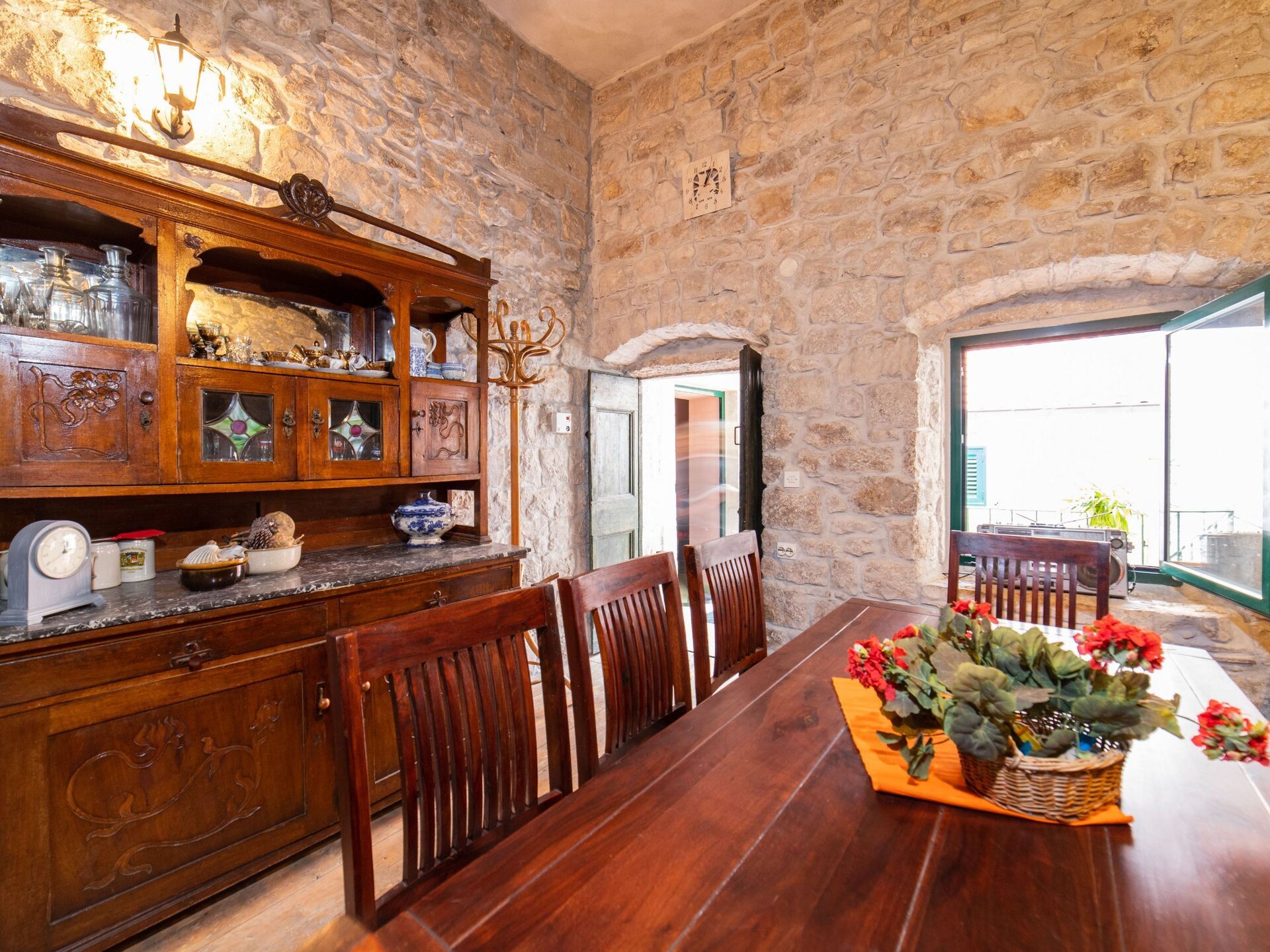 Vrijstaande villa aan zee in Kaštel Stari met zonneterras - foto 5