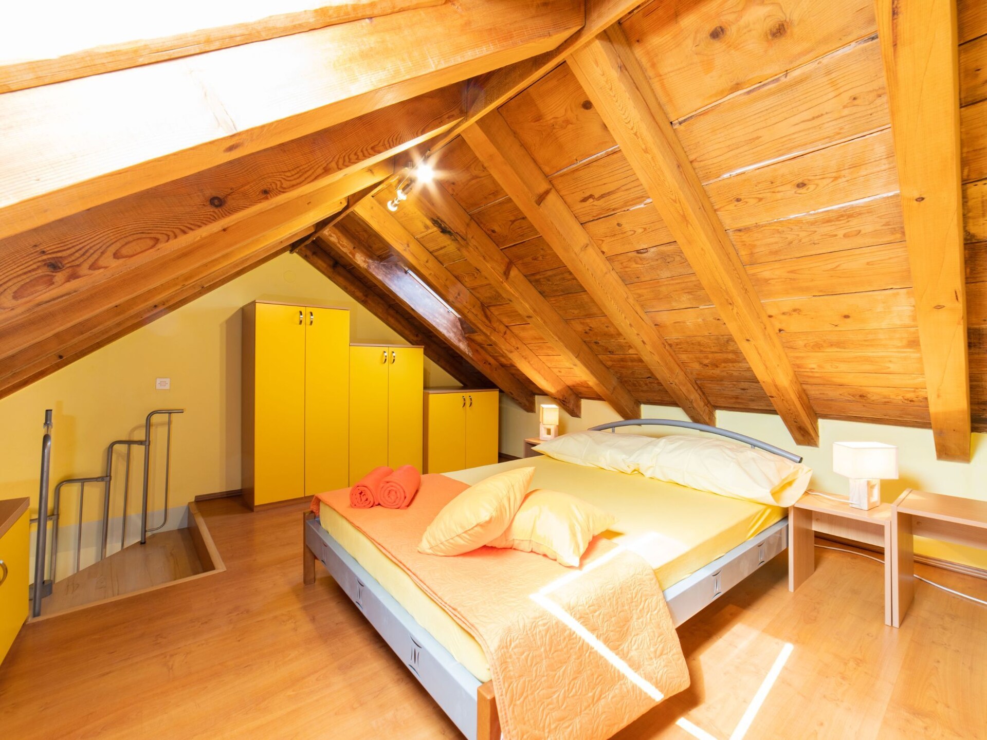 Vrijstaande villa aan zee in Kaštel Stari met zonneterras - foto 12