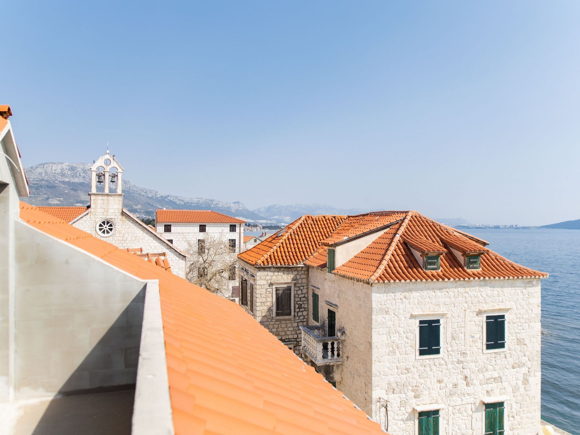 Vrijstaande villa aan zee in Kaštel Stari met zonneterras - foto 21