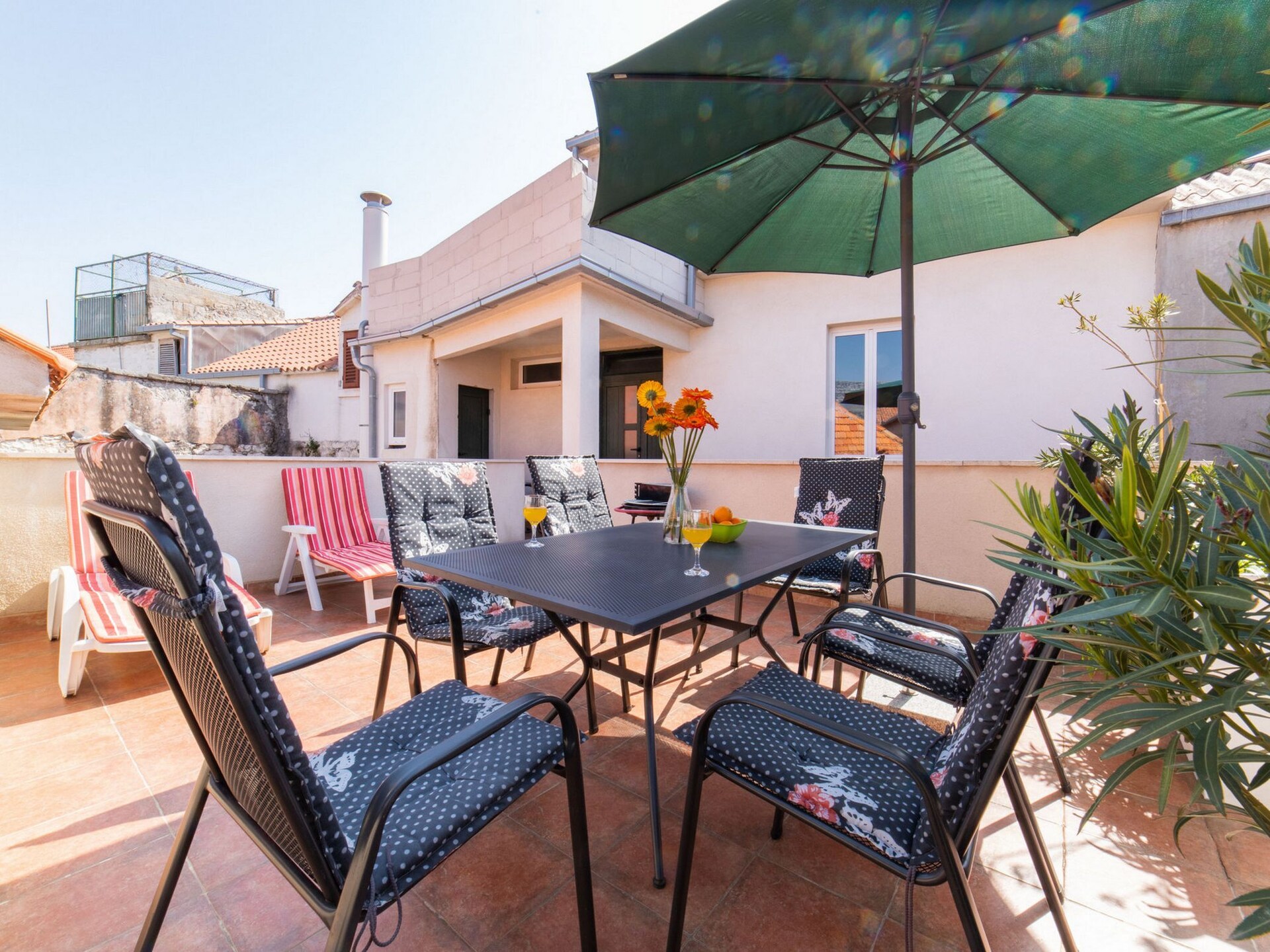 Vrijstaande villa aan zee in Kaštel Stari met zonneterras - foto 27