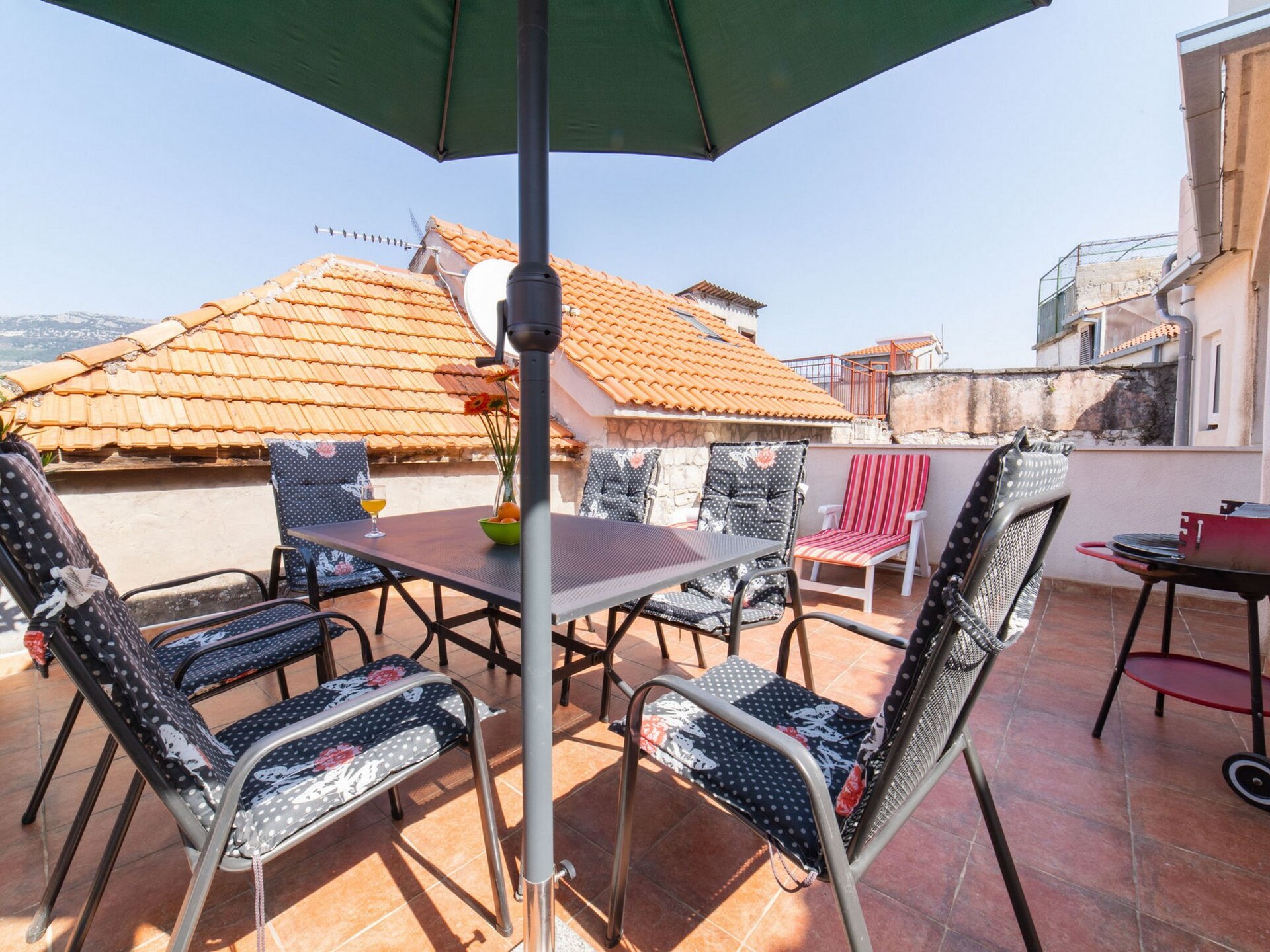 Vrijstaande villa aan zee in Kaštel Stari met zonneterras - foto 25
