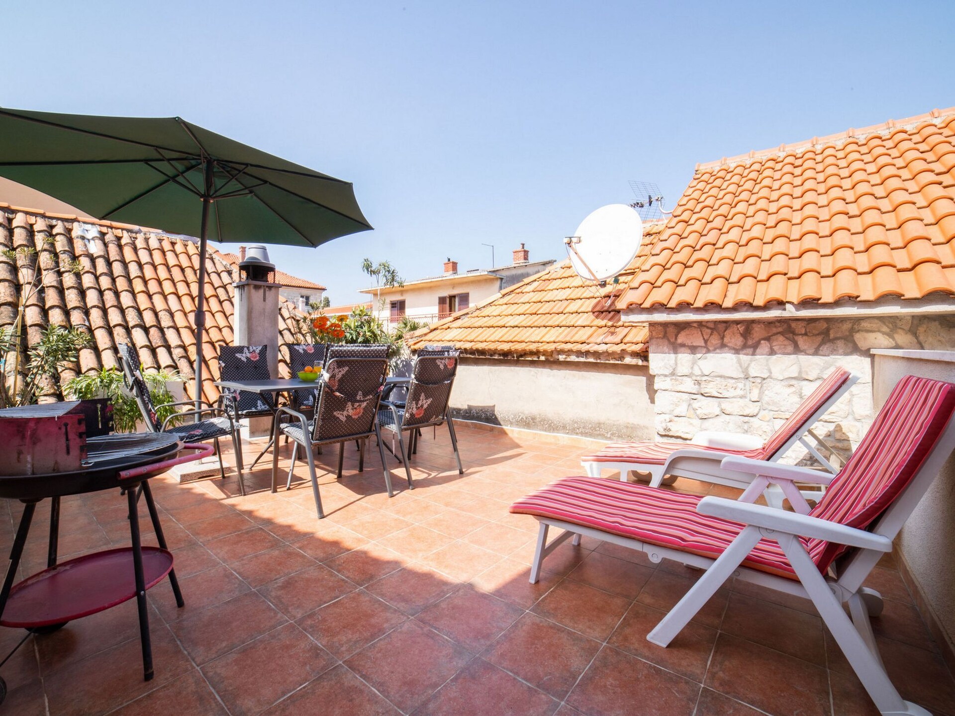 Vrijstaande villa aan zee in Kaštel Stari met zonneterras - foto 26