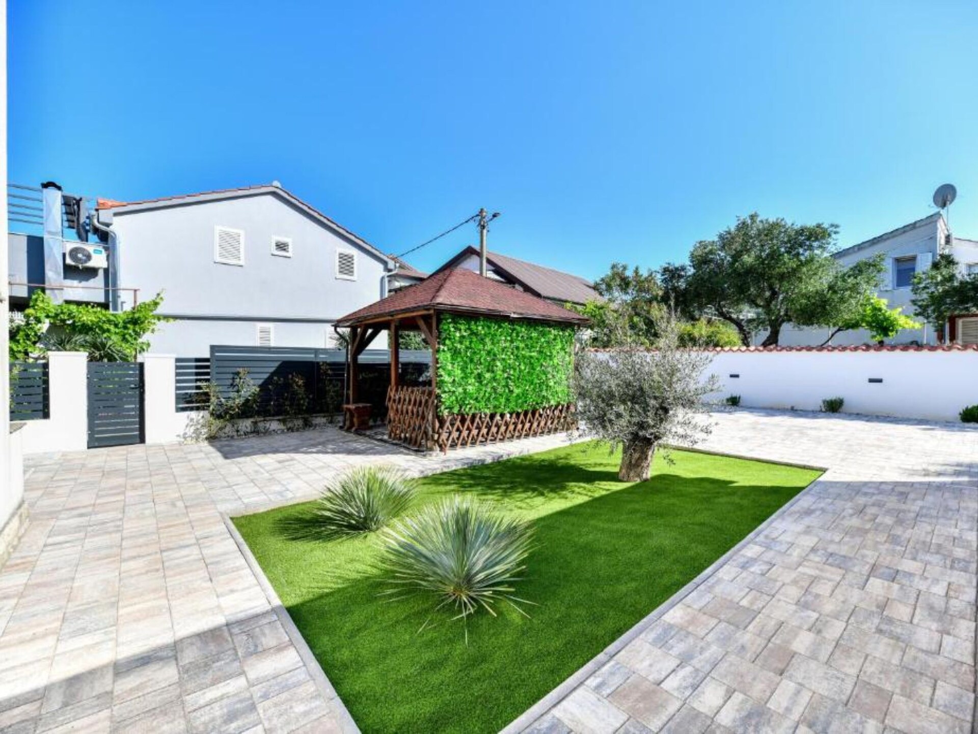 Ruime vier-slaapkamer villa met hot tub op 200 meter van zee in Pašman - foto 25