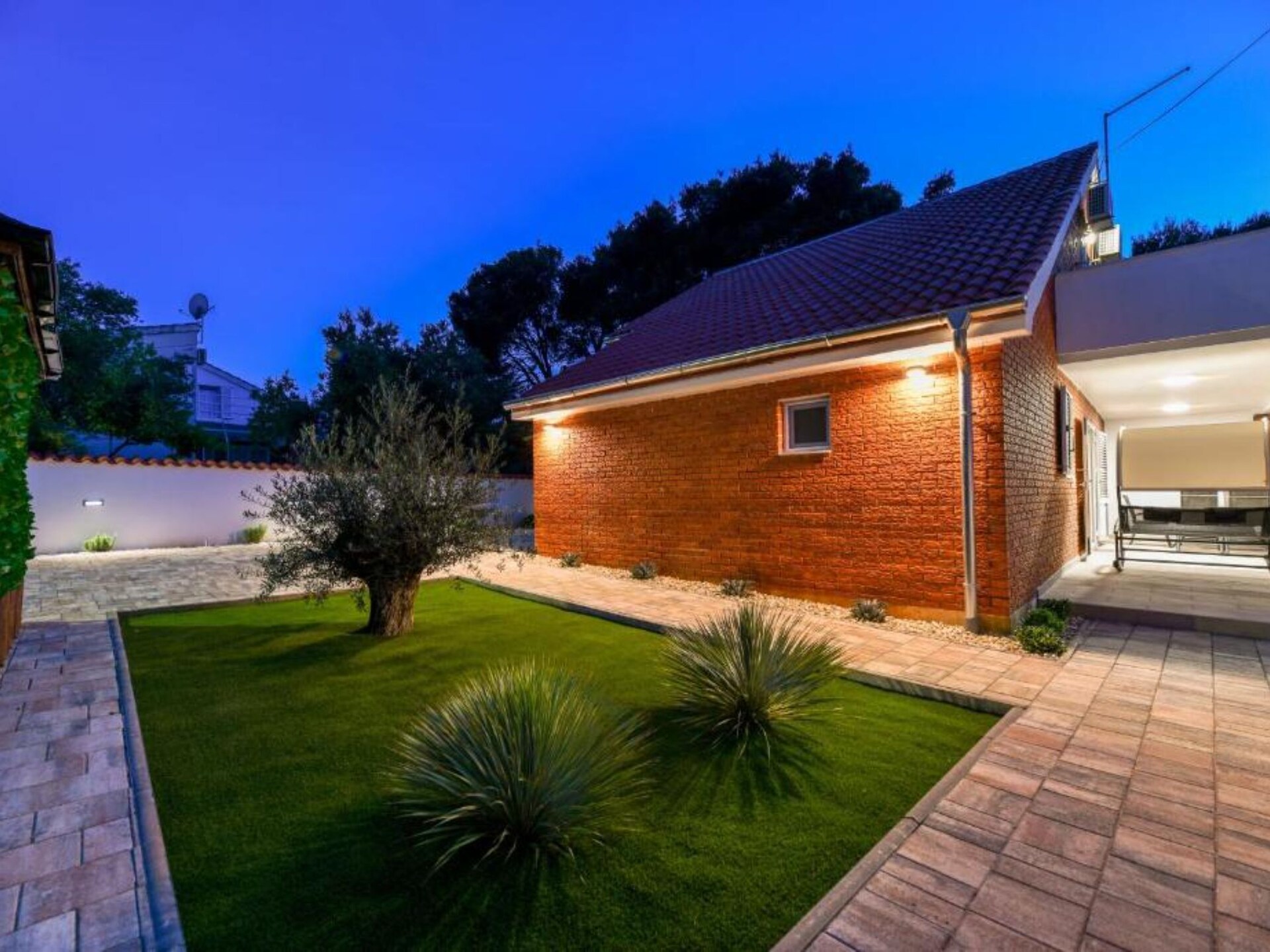 Ruime vier-slaapkamer villa met hot tub op 200 meter van zee in Pašman - foto 24