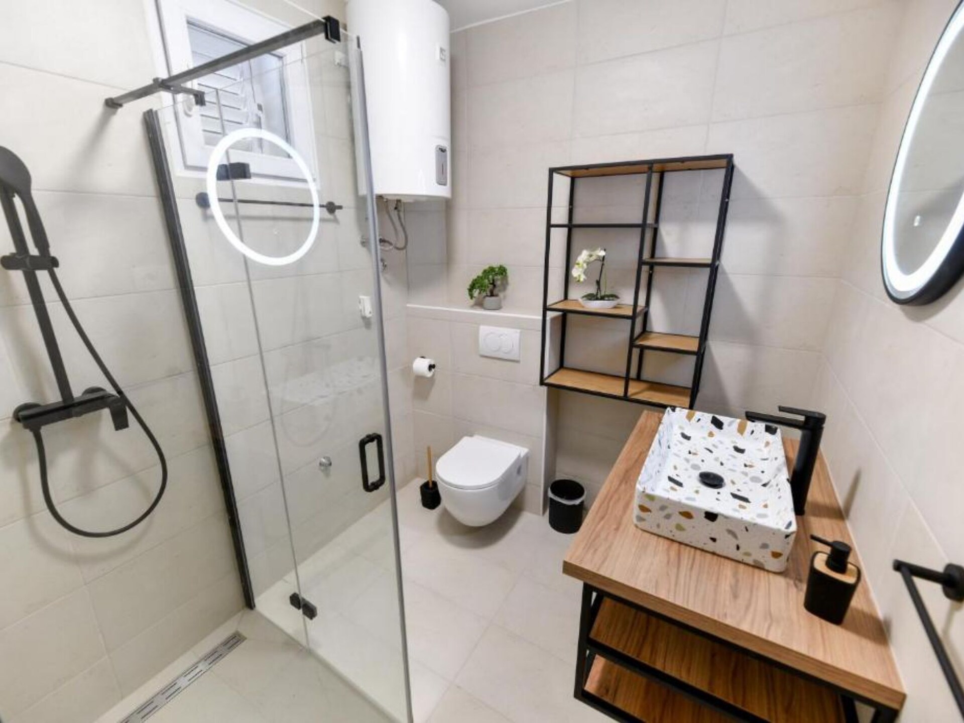 Ruime vier-slaapkamer villa met hot tub op 200 meter van zee in Pašman - foto 10