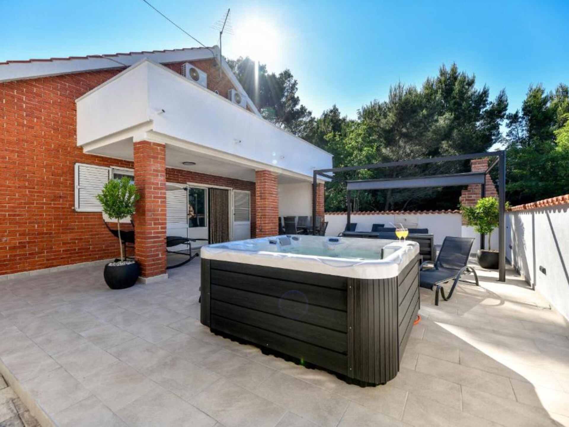 Ruime vier-slaapkamer villa met hot tub op 200 meter van zee in Pašman - foto 26