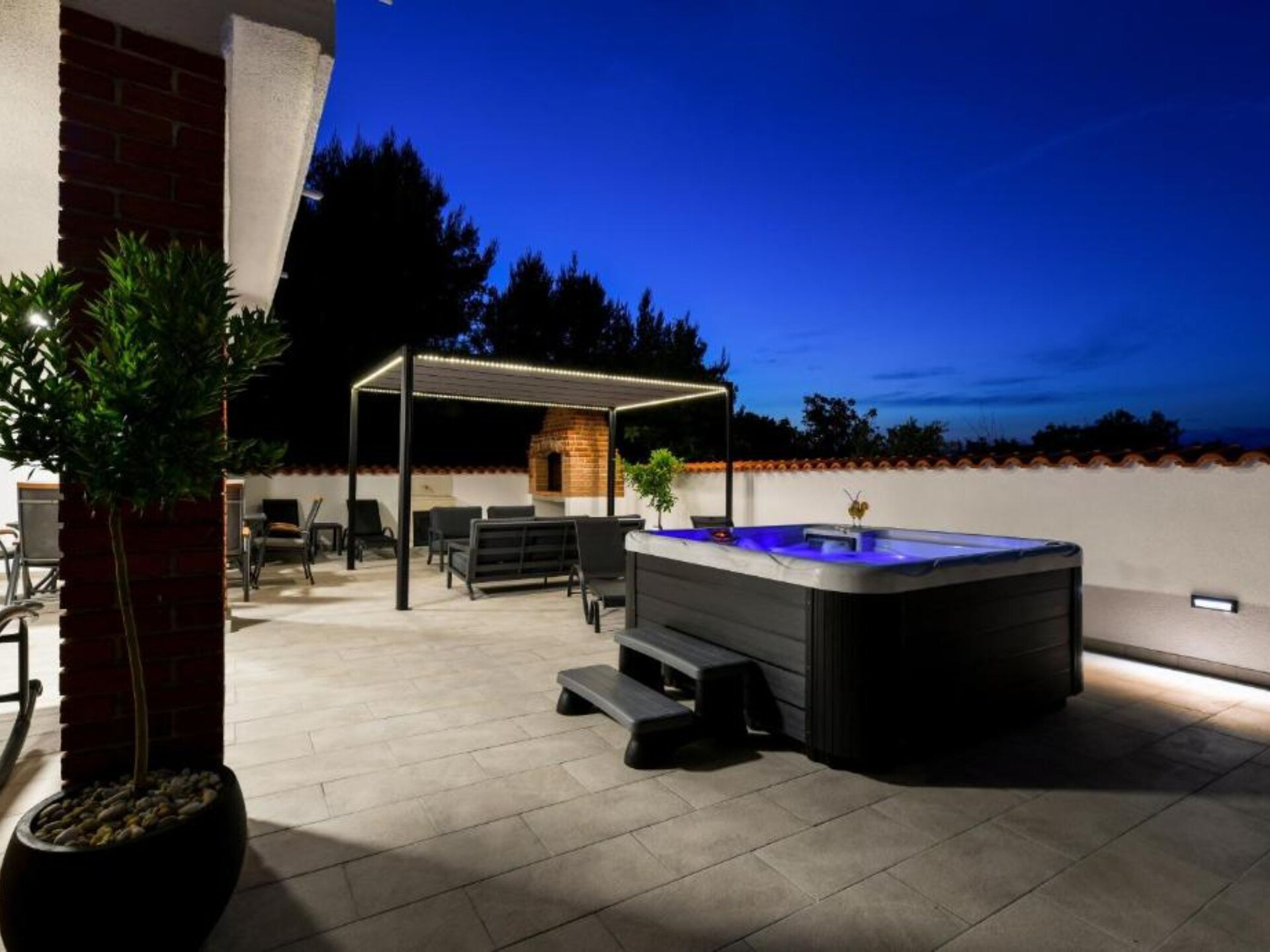 Ruime vier-slaapkamer villa met hot tub op 200 meter van zee in Pašman - foto 27