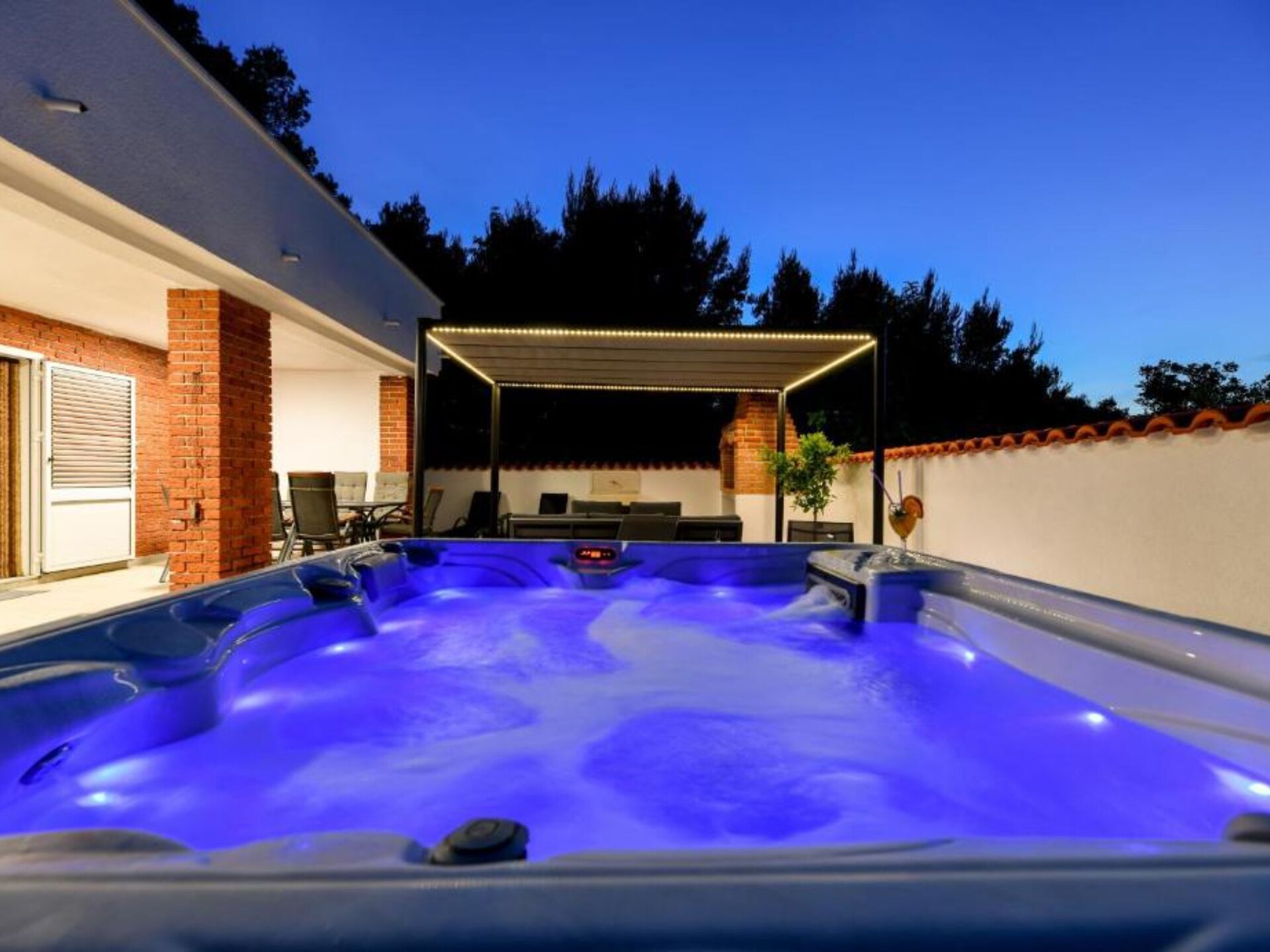 Ruime vier-slaapkamer villa met hot tub op 200 meter van zee in Pašman - foto 28