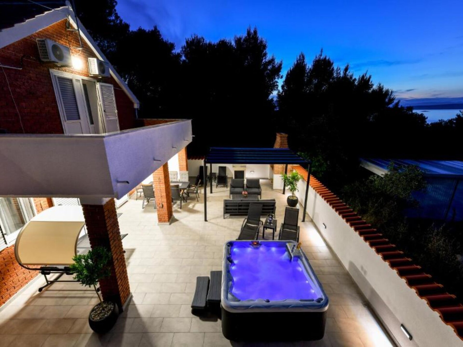 Ruime vier-slaapkamer villa met hot tub op 200 meter van zee in Pašman - foto 30
