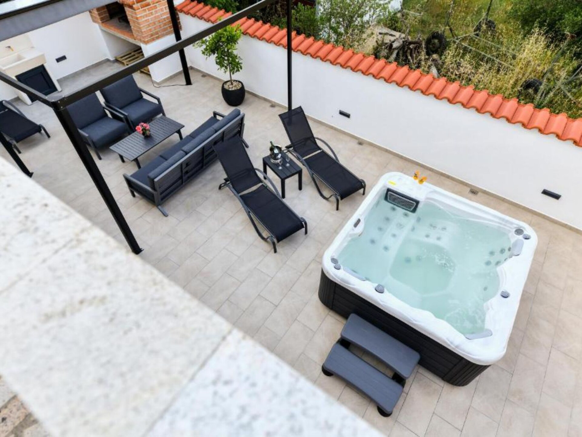Ruime vier-slaapkamer villa met hot tub op 200 meter van zee in Pašman - foto 31