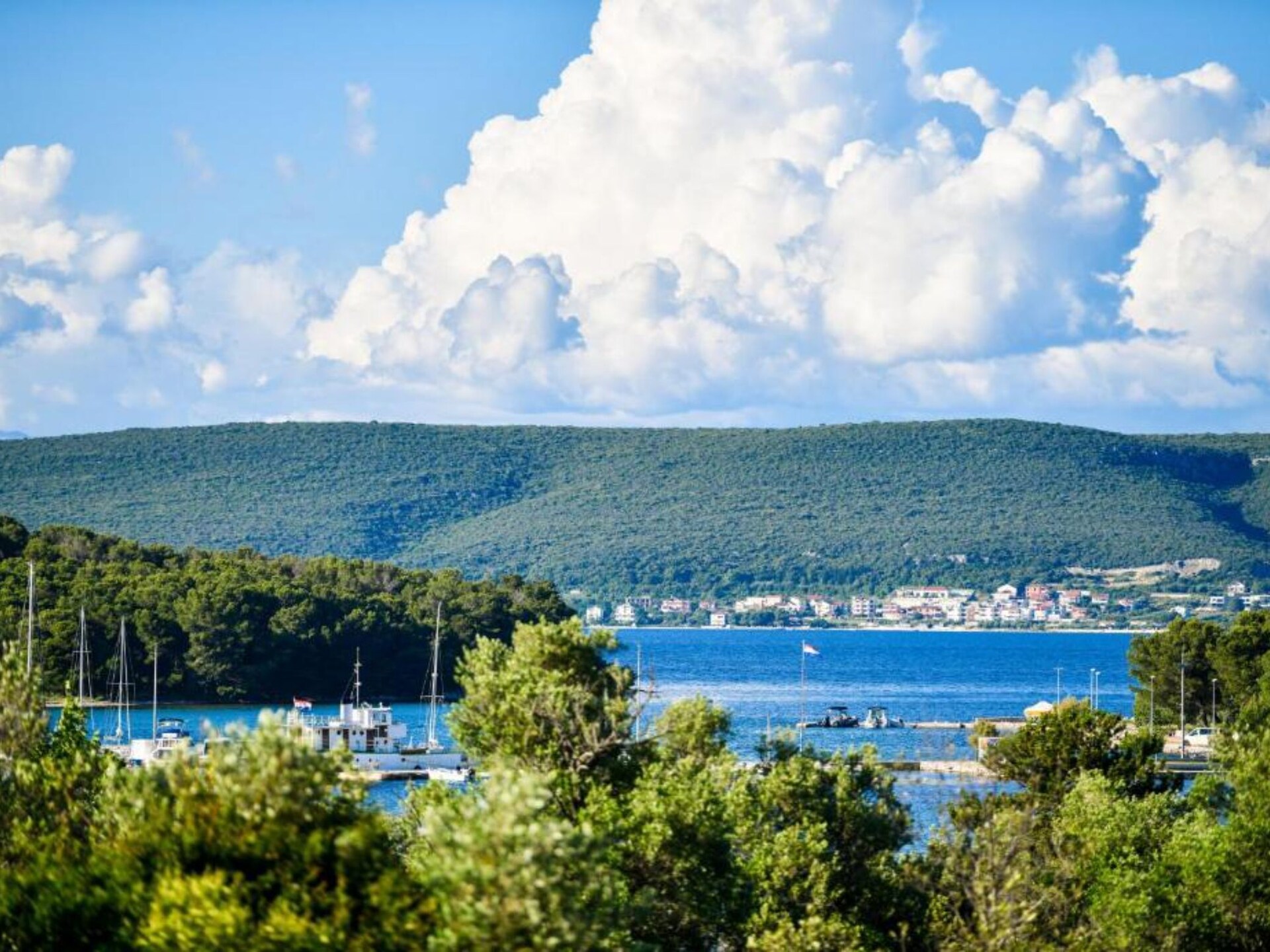 Ruime vier-slaapkamer villa met hot tub op 200 meter van zee in Pašman - foto 32