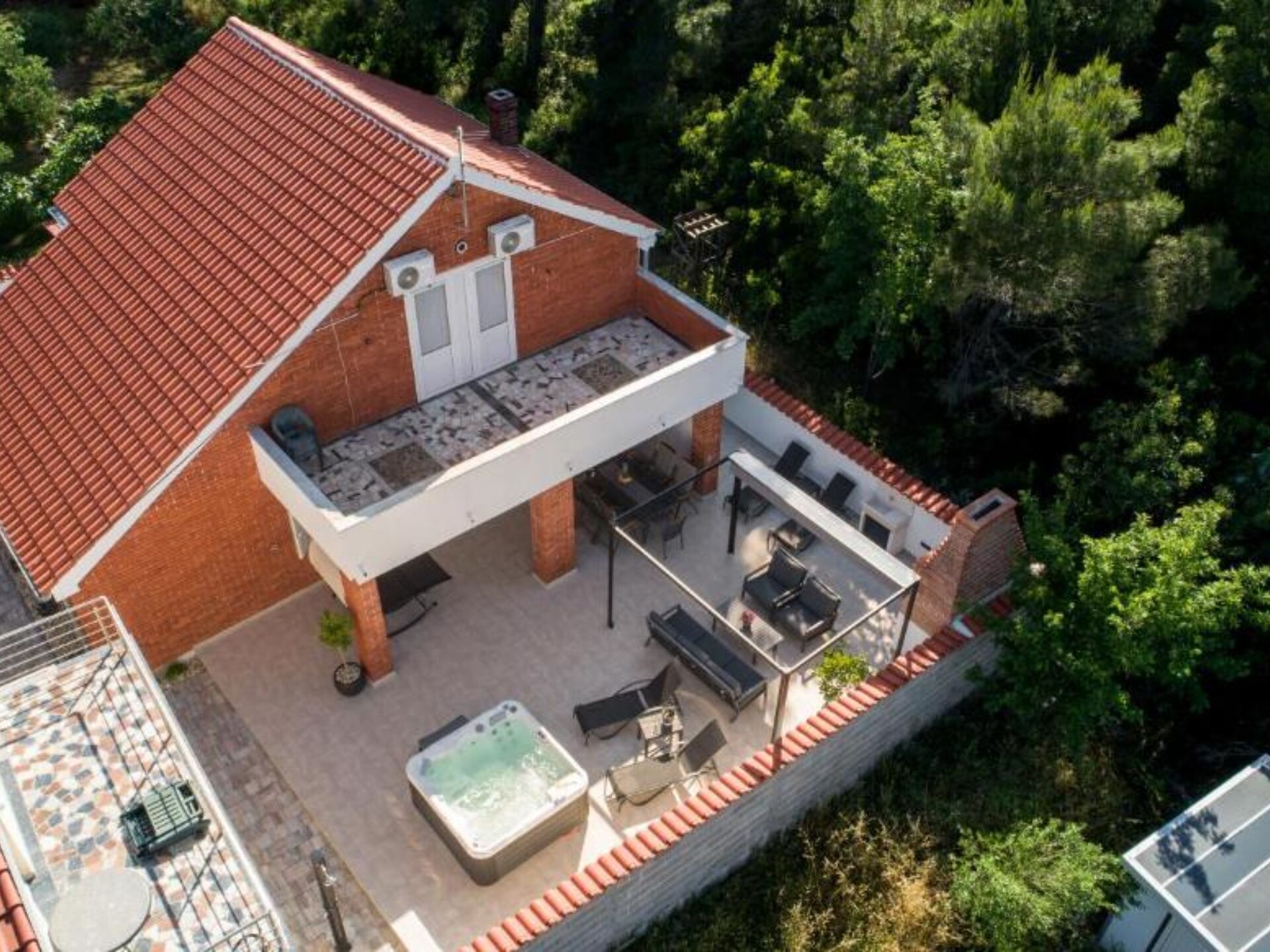 Ruime vier-slaapkamer villa met hot tub op 200 meter van zee in Pašman - foto 34