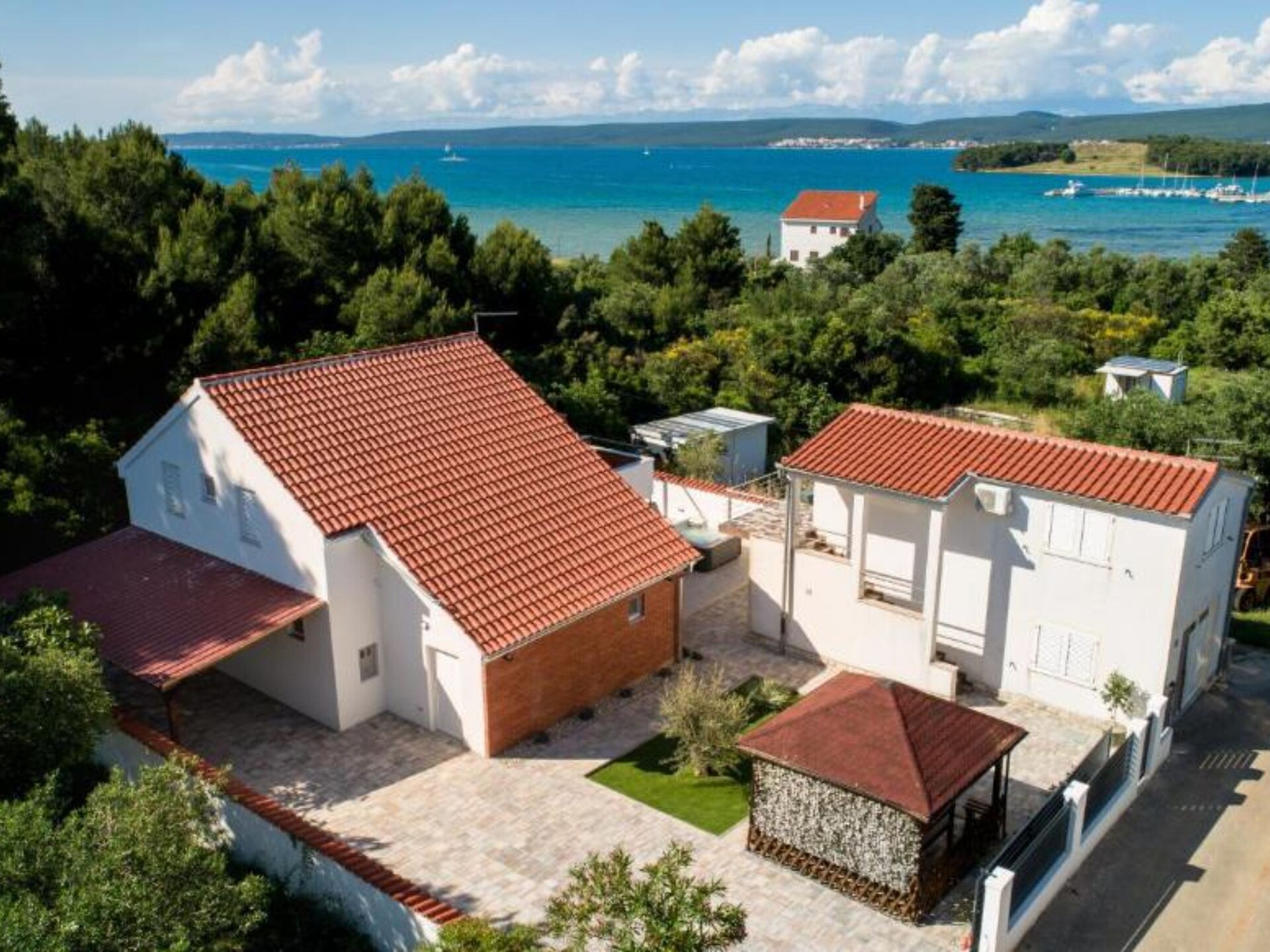 Ruime vier-slaapkamer villa met hot tub op 200 meter van zee in Pašman - foto 35